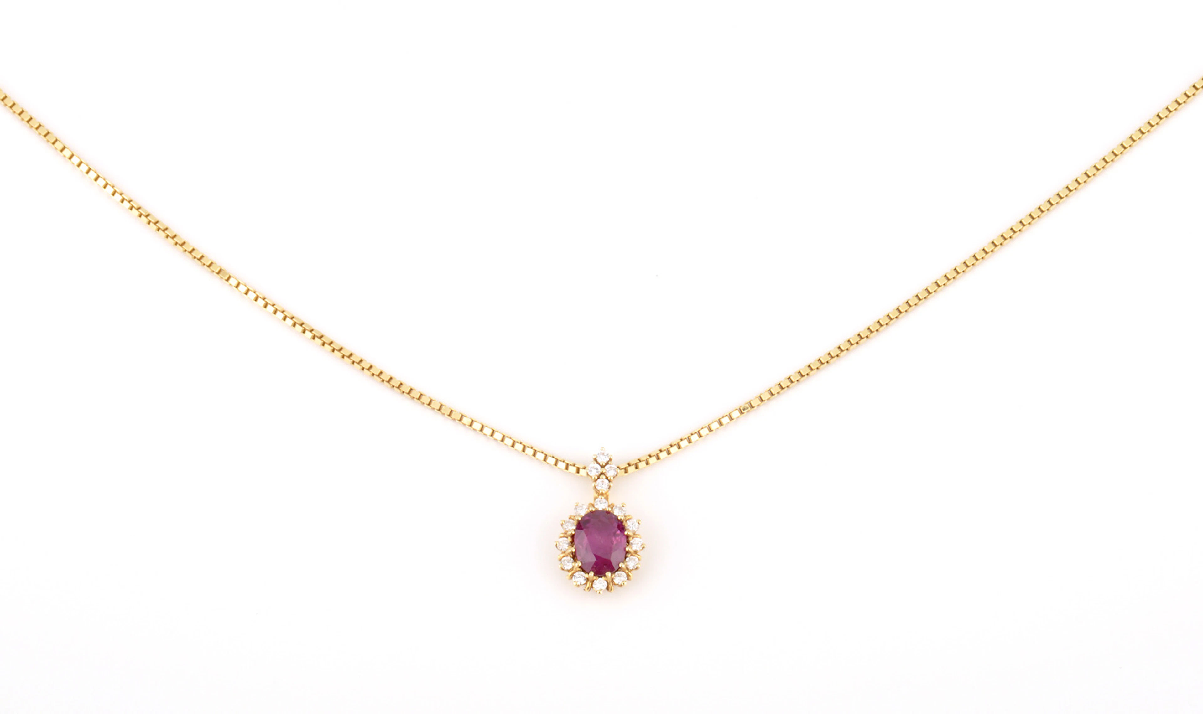 HALSKETTE mit Anhänger, 16 Brillanten ca. 0,20 ct, 1 Rubin ca. 3,19 ct, 585er Gelbgold ca. 5,8 g.