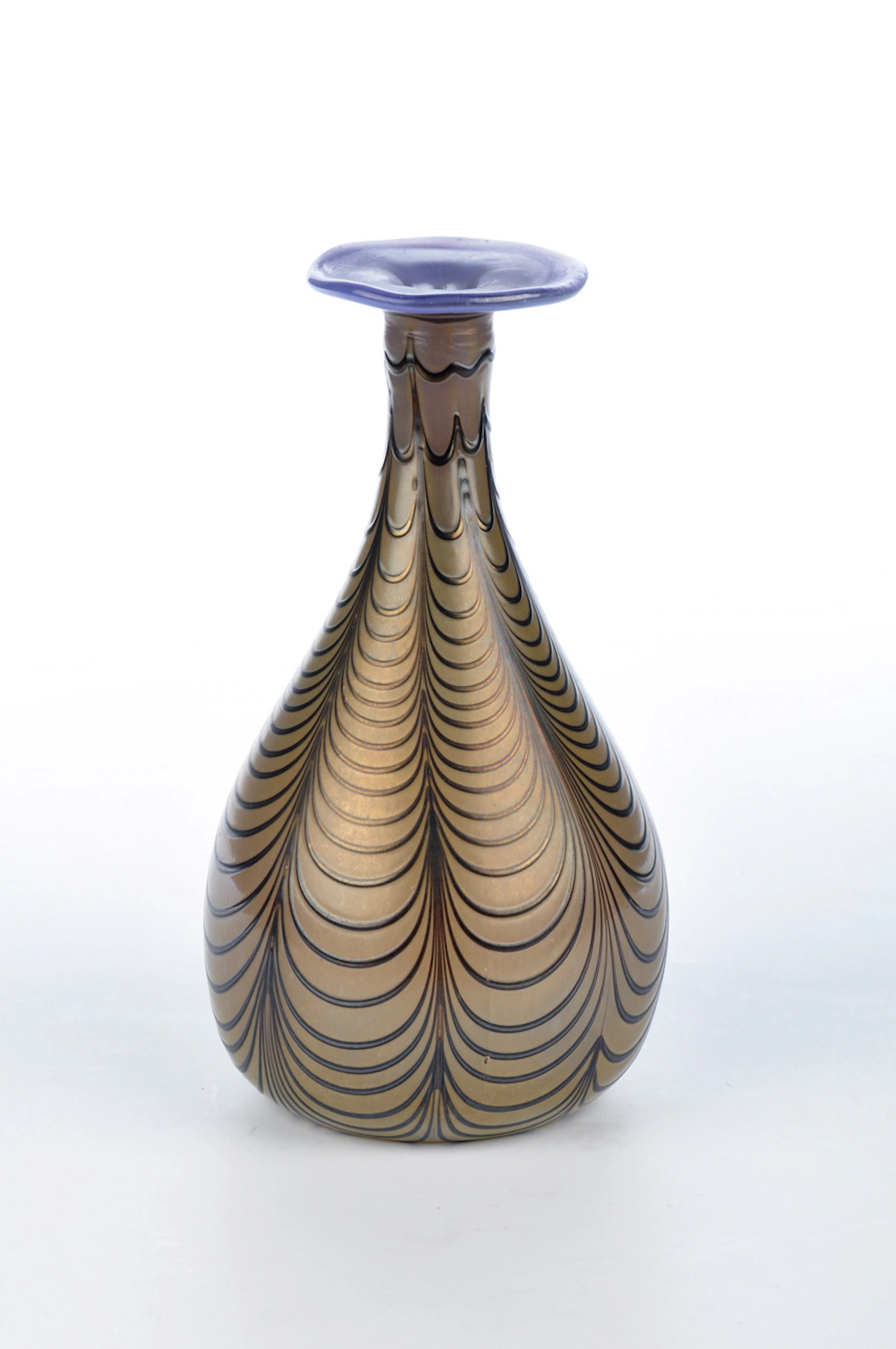 ERWIN EISCH / POESIE IN GLAS. Violette Vase in Kalebassenform, aufgeschmolzene Fäden.