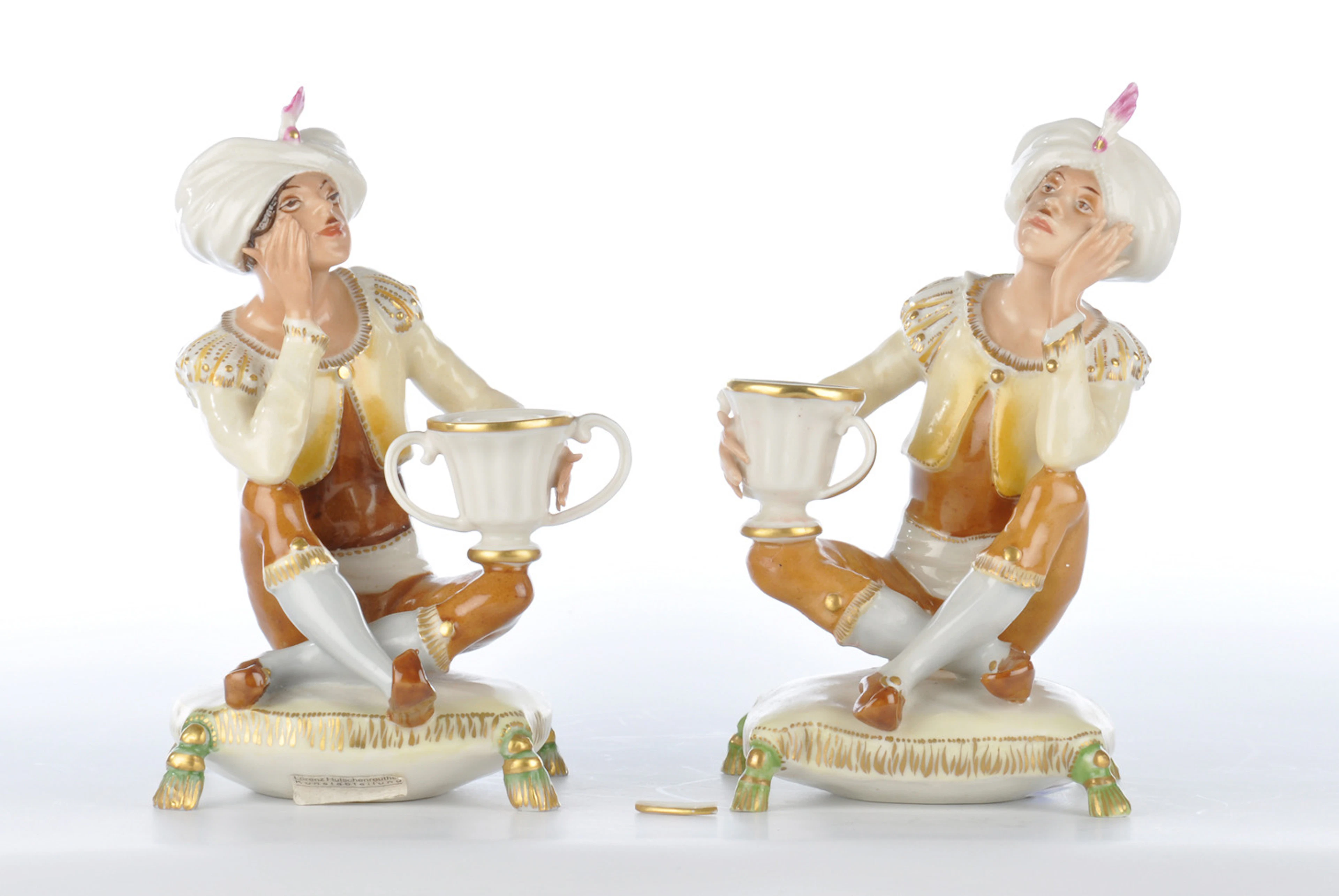 ANDREA SPADINI FÜR HUTSCHENREUTHER. Sitzender Türke. 2 Porzellanfiguren, Gegenstücke.