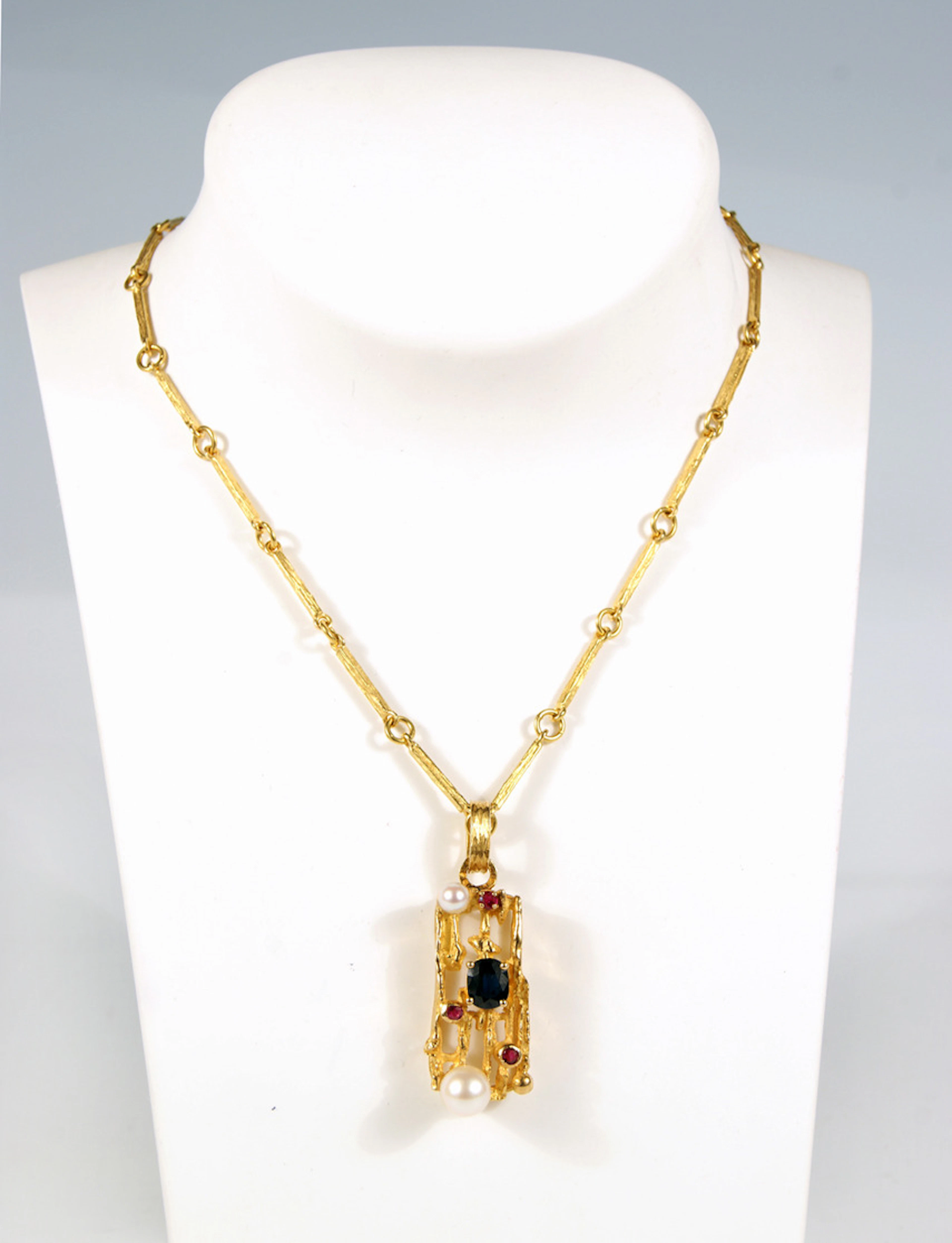 HALSKETTE MIT ANHÄNGER. Zuchperlen, Saphir und Rubine, 750er Gelbgold ca. 21,6 g - Handarbeit.