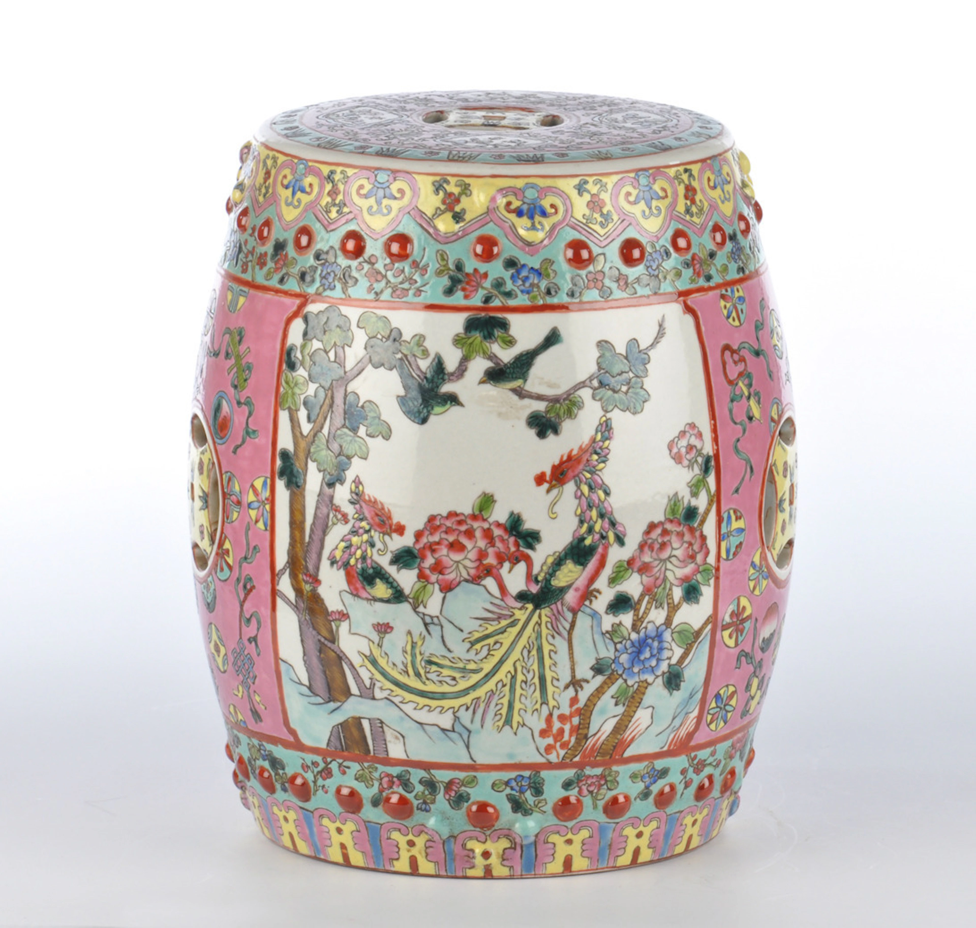 CHINESISCHE KERAMIK. Stilisierter Behälter, polychromer Dekor mit Päonien und Vögeln in Schmelzfarben.