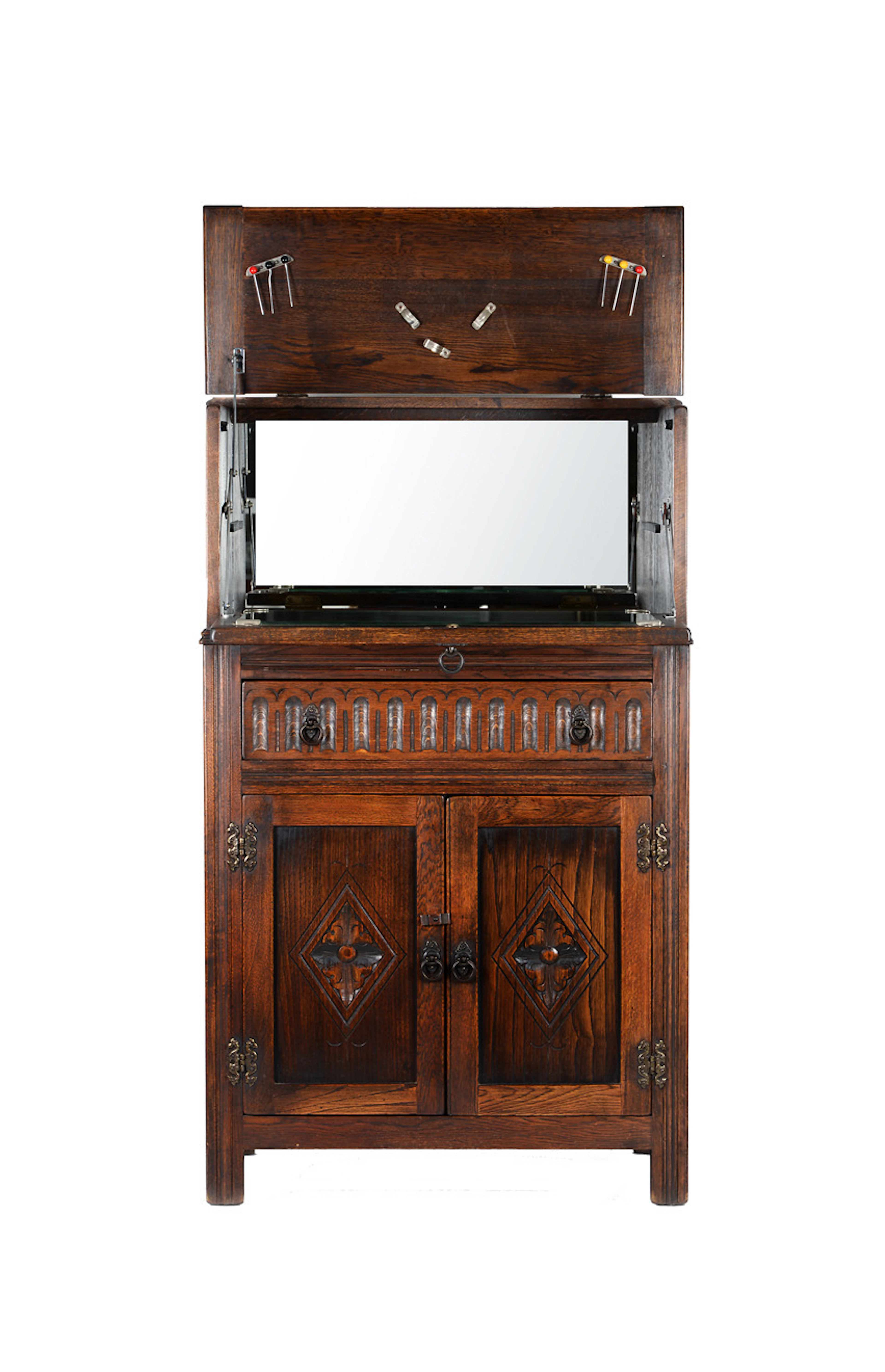 BARSCHRANK im Stil barocker oder Renaissance-Möbel.