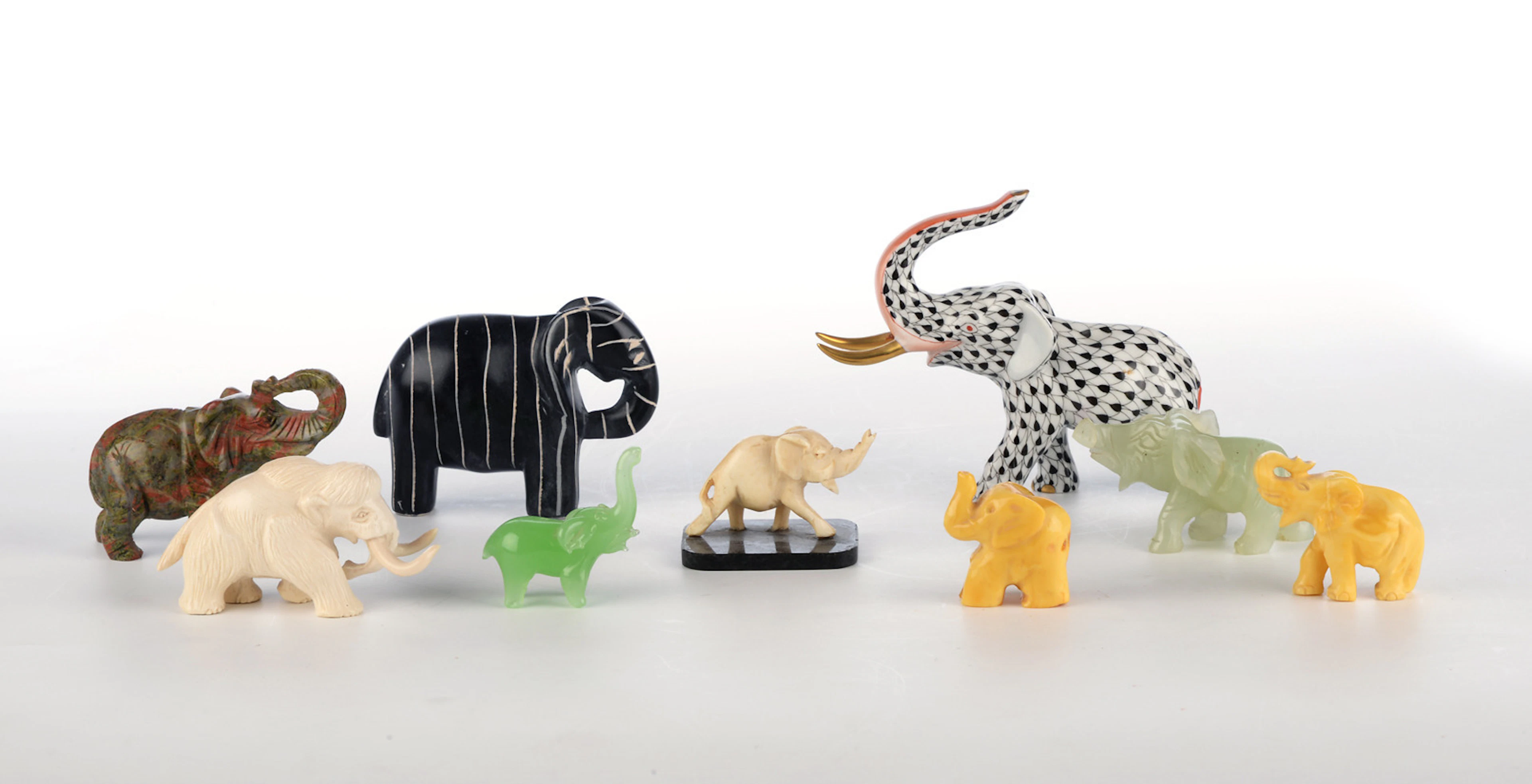 8 ELEFANTEN & 1 MAMMUT. Figuren aus Jaspis, Porzellan, Bein, Jade, Bernstein und Stein.