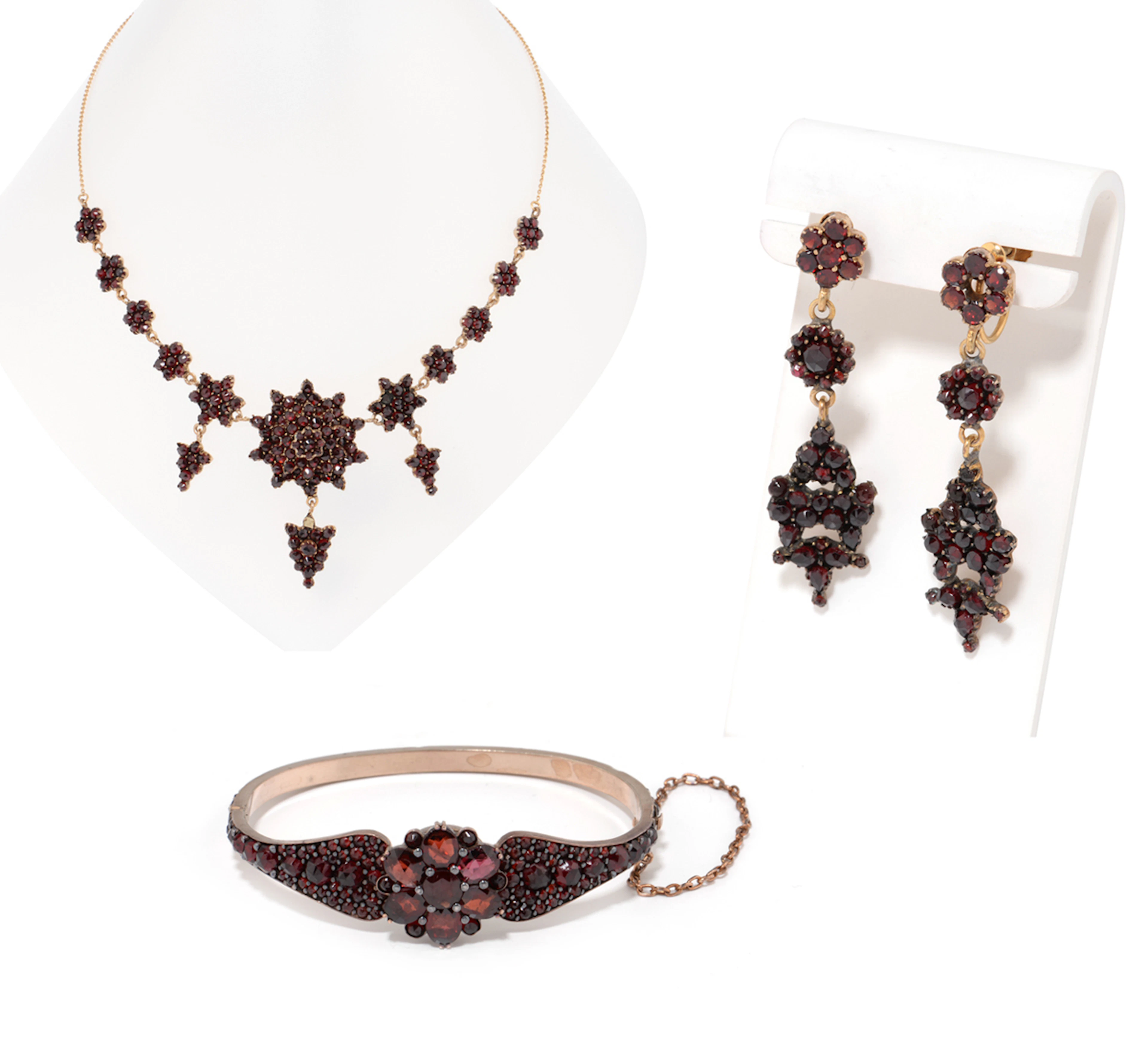 GRANATSCHMUCK, PARURE. Armreif, Collier, Ohrringe.