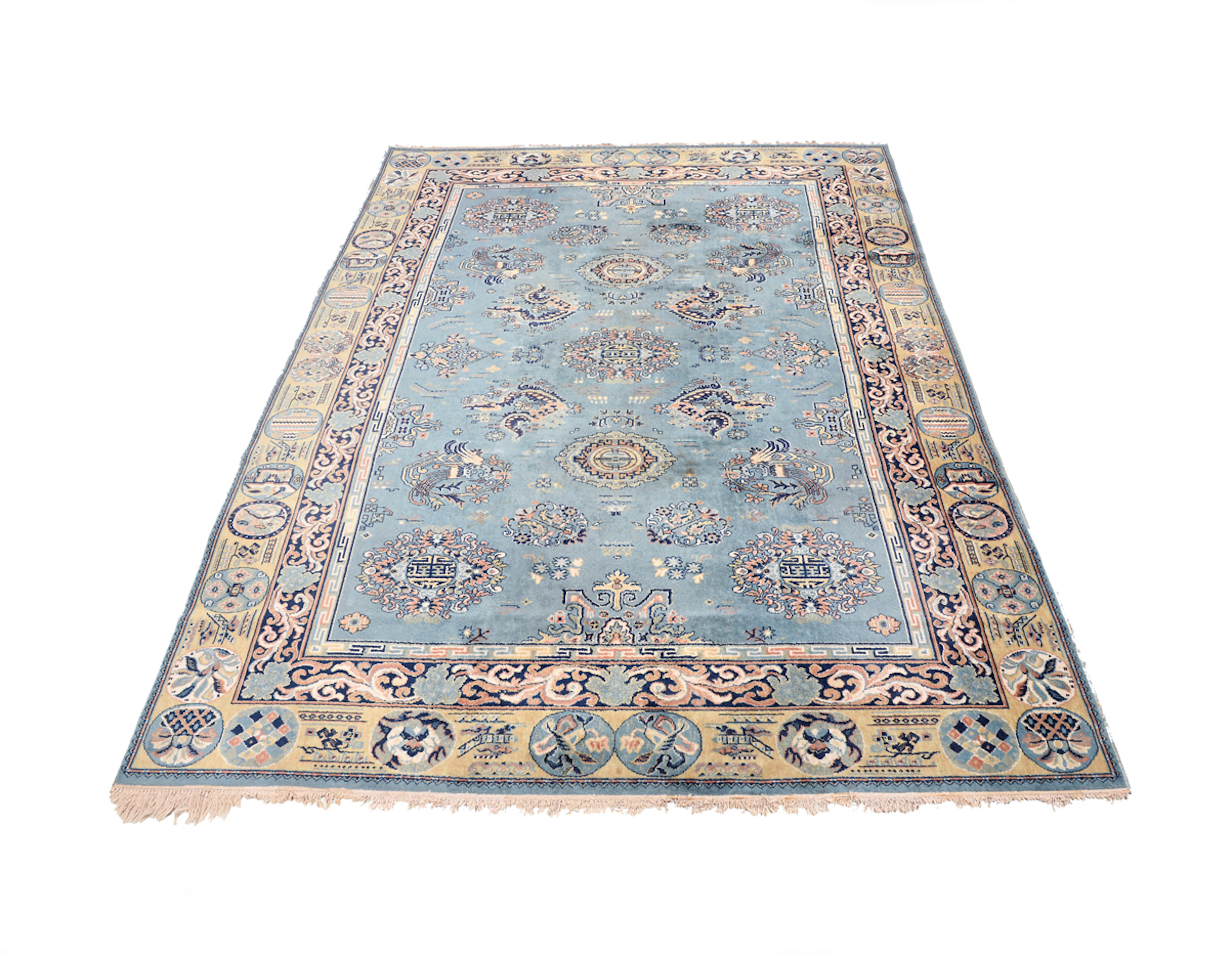 TRADITIONELLER CHINA-TEPPICH. Shou-Gückszeichen, Drache, Phönix, verjüngende Bordüre. Maße ca. 250 x 350 cm.