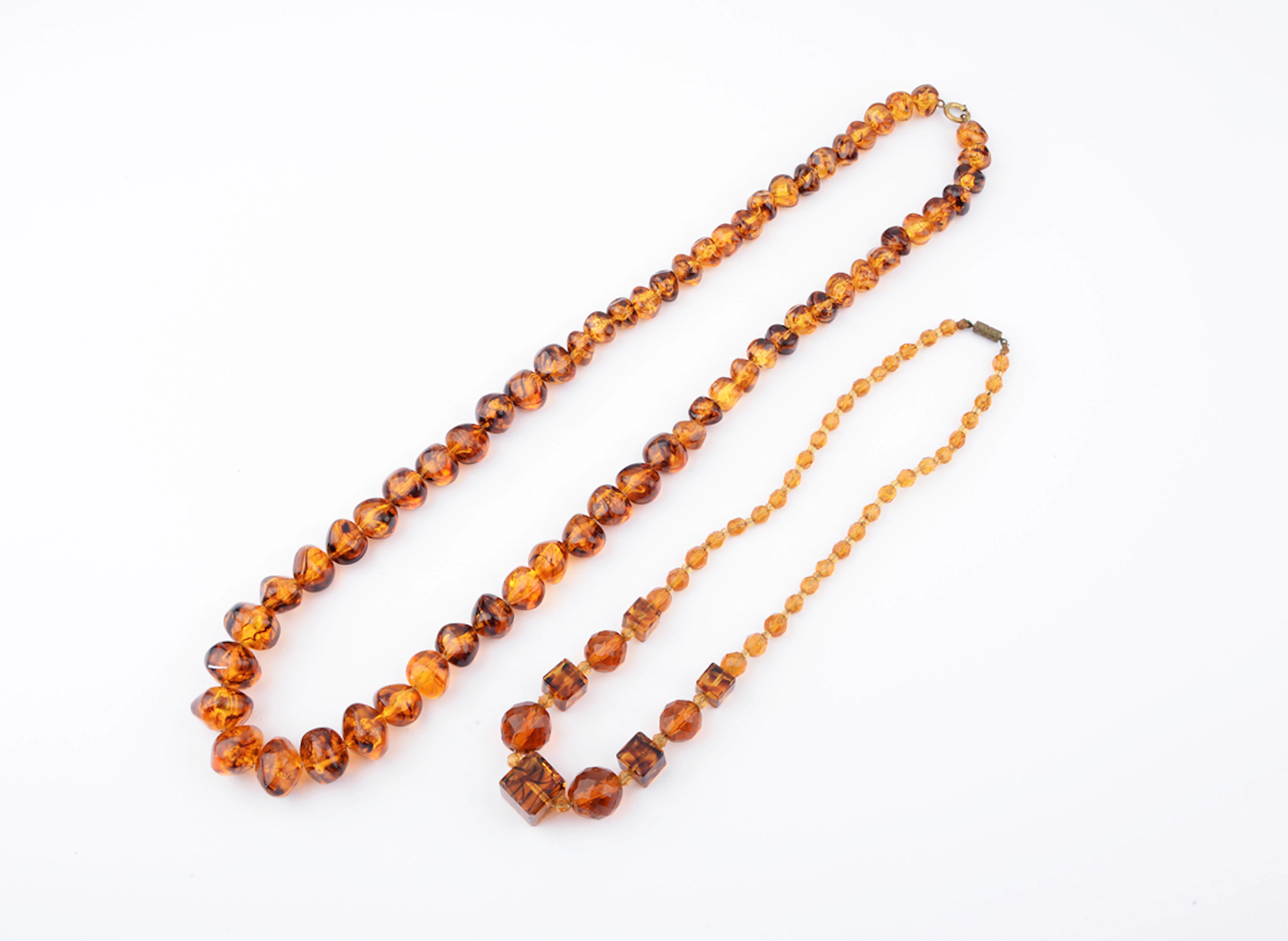 2 KETTEN VINTAGE-MODESCHMUCK.