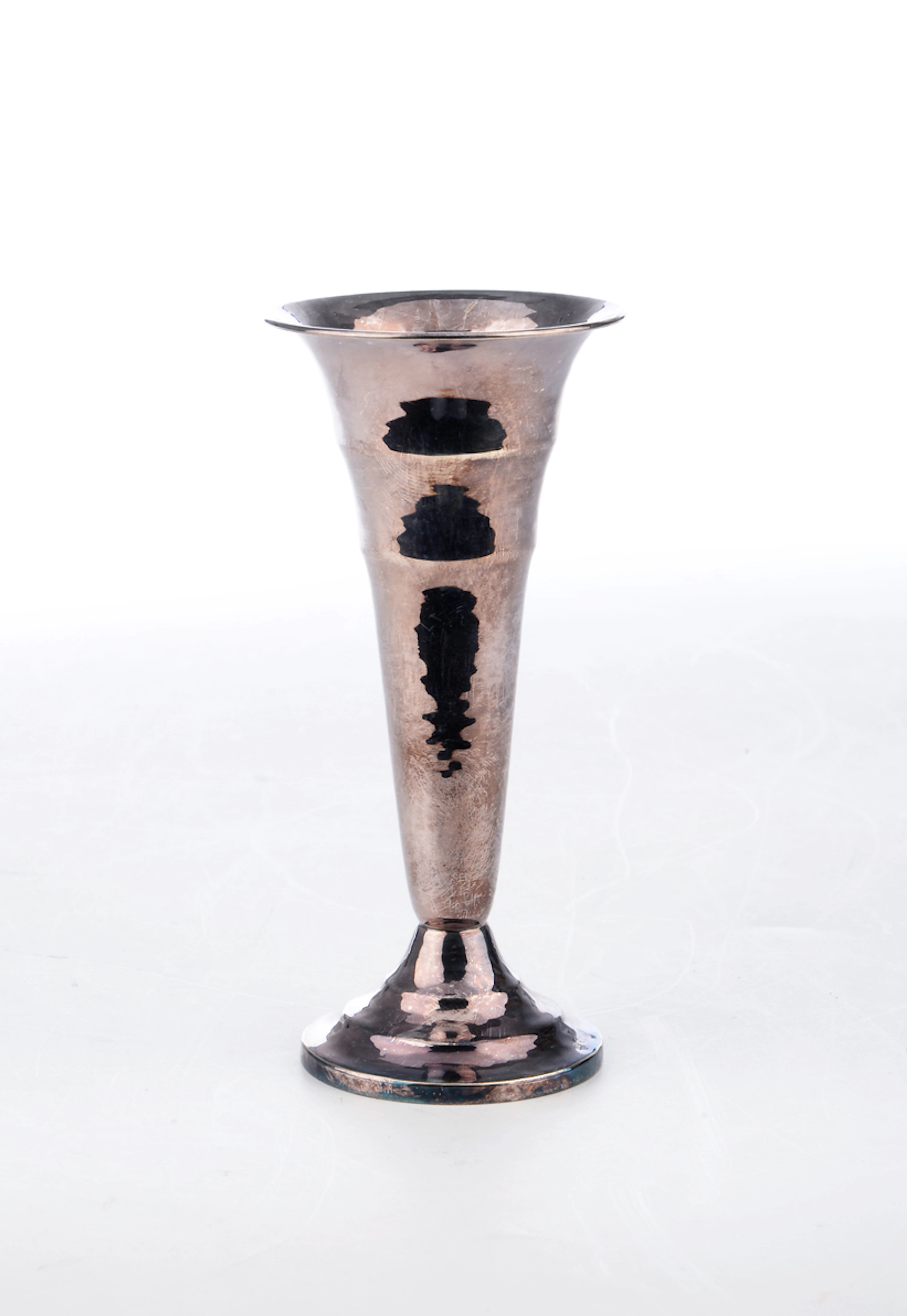 HERMANN BAUER, SCHWÄBISCH GMÜND. Kleine Silbervase, konische Tütenvase, leicht getreppt. Silber 800, gefüllt.