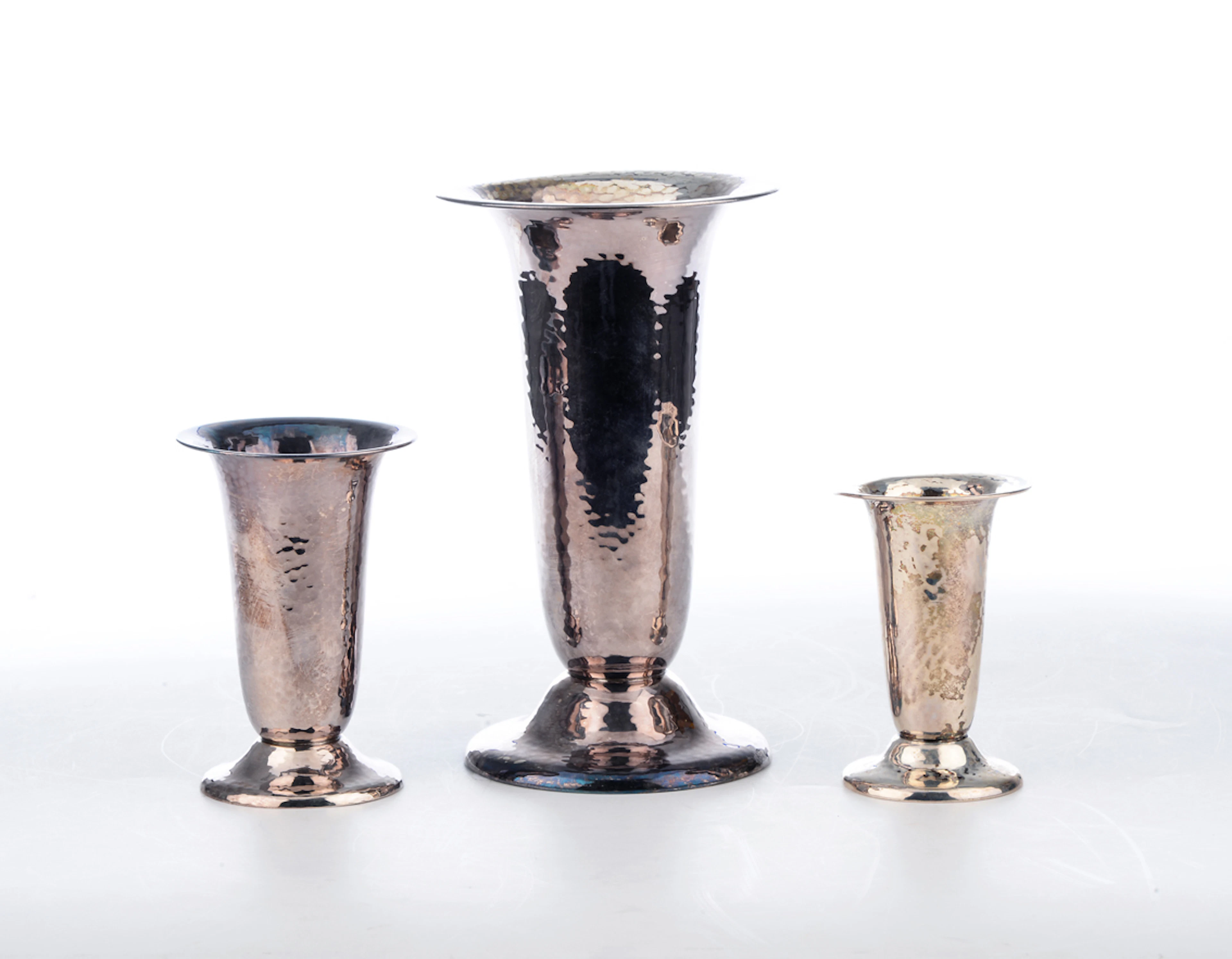 HERMANN BAUER, SCHWÄBISCH GMÜND. Ensemble Silbervasen. 3 Kratervasen, Hammerschlag-Dekor, Silber 800, gefüllt.