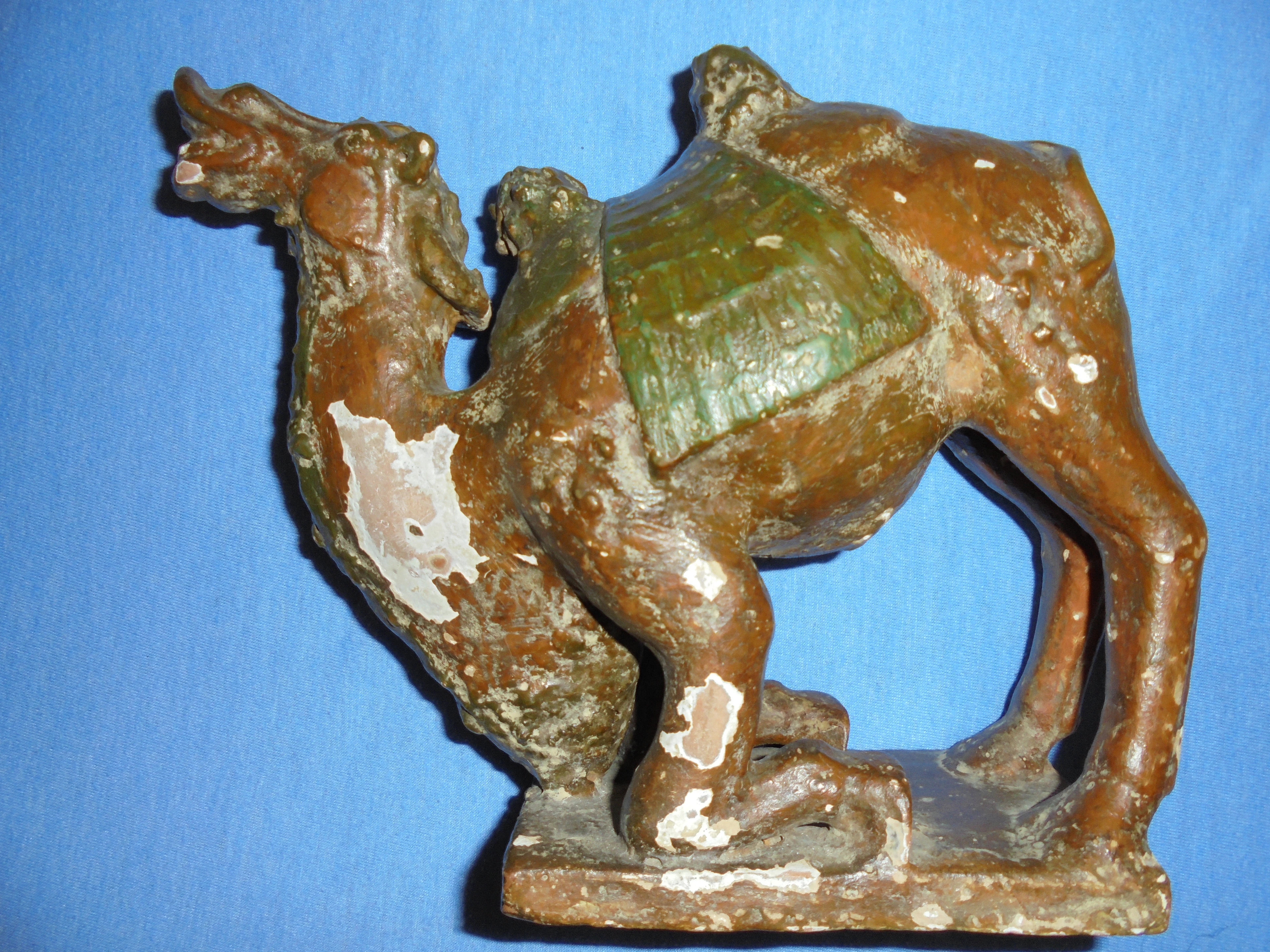 Kamel. Antike chinesische Keramik, Tierfigur in 1000-jähriger Tradition.