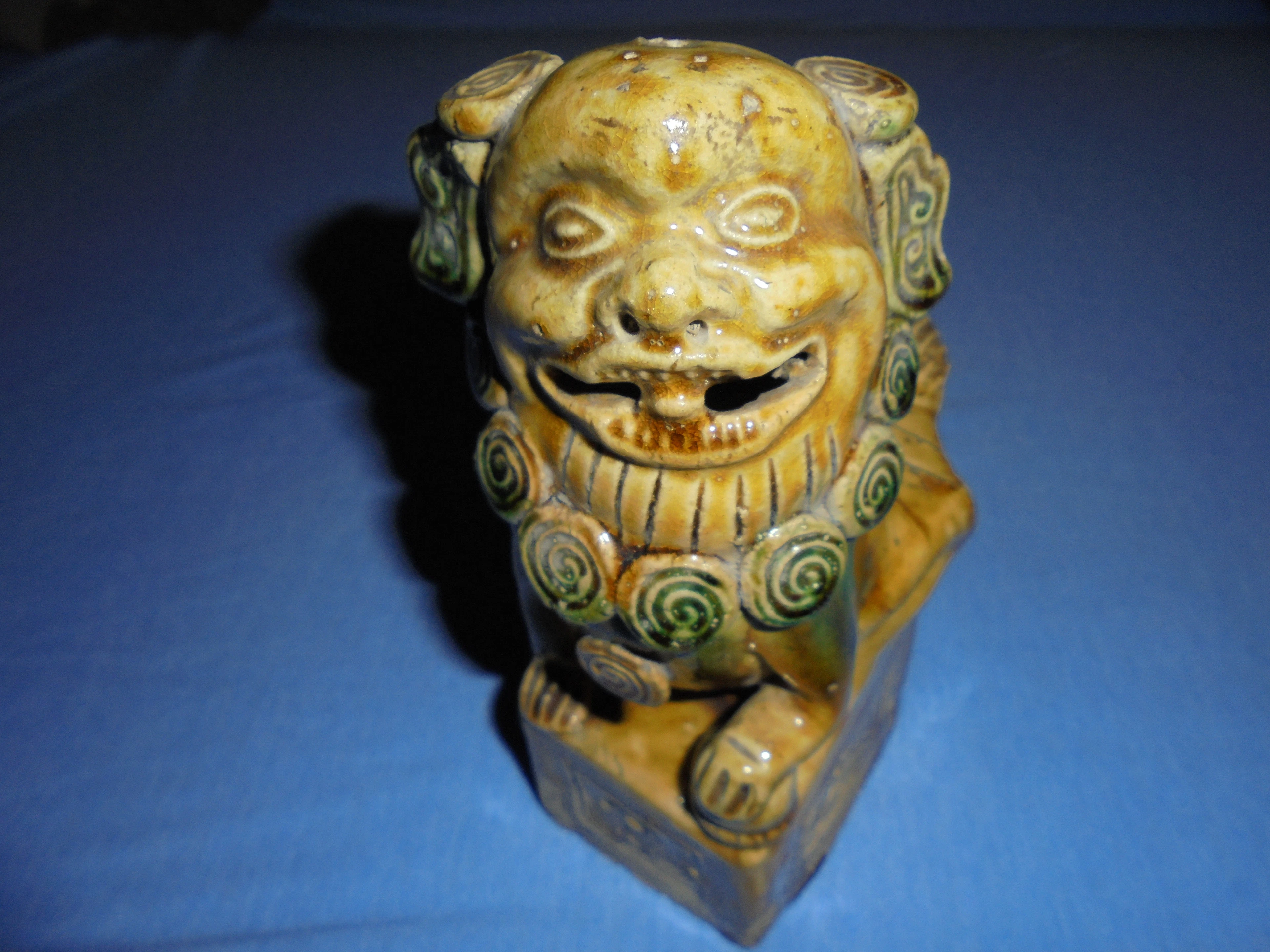 Männlicher Fo-Hund, Wächterlöwe. Chinesische Keramik, Sancai-Glasur.