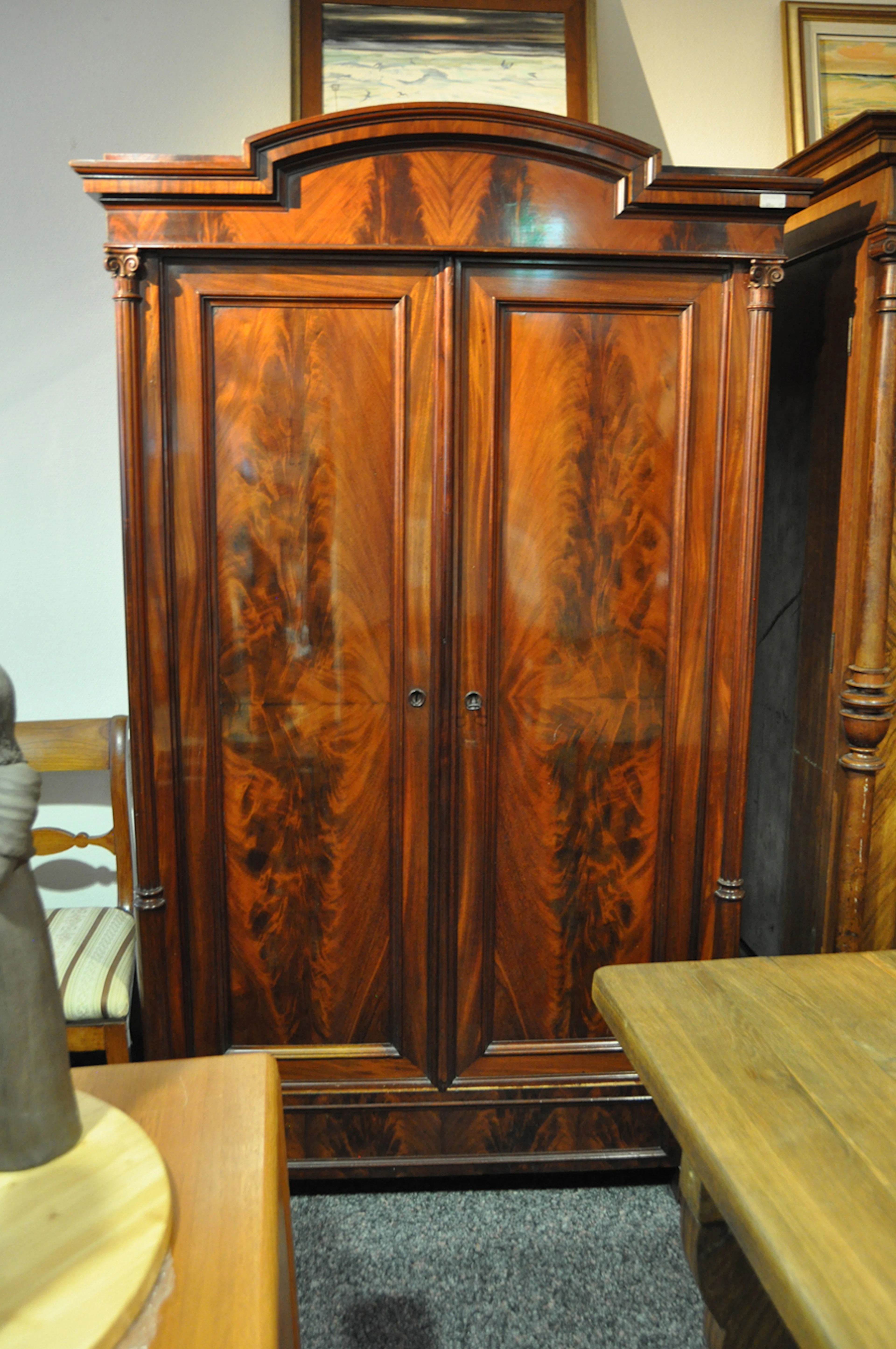 KLEIDERSCHRANK. Nadelholz, Mahagoni furniert, gebeizt. Übergang Biedermeier zum Louis Philippe.