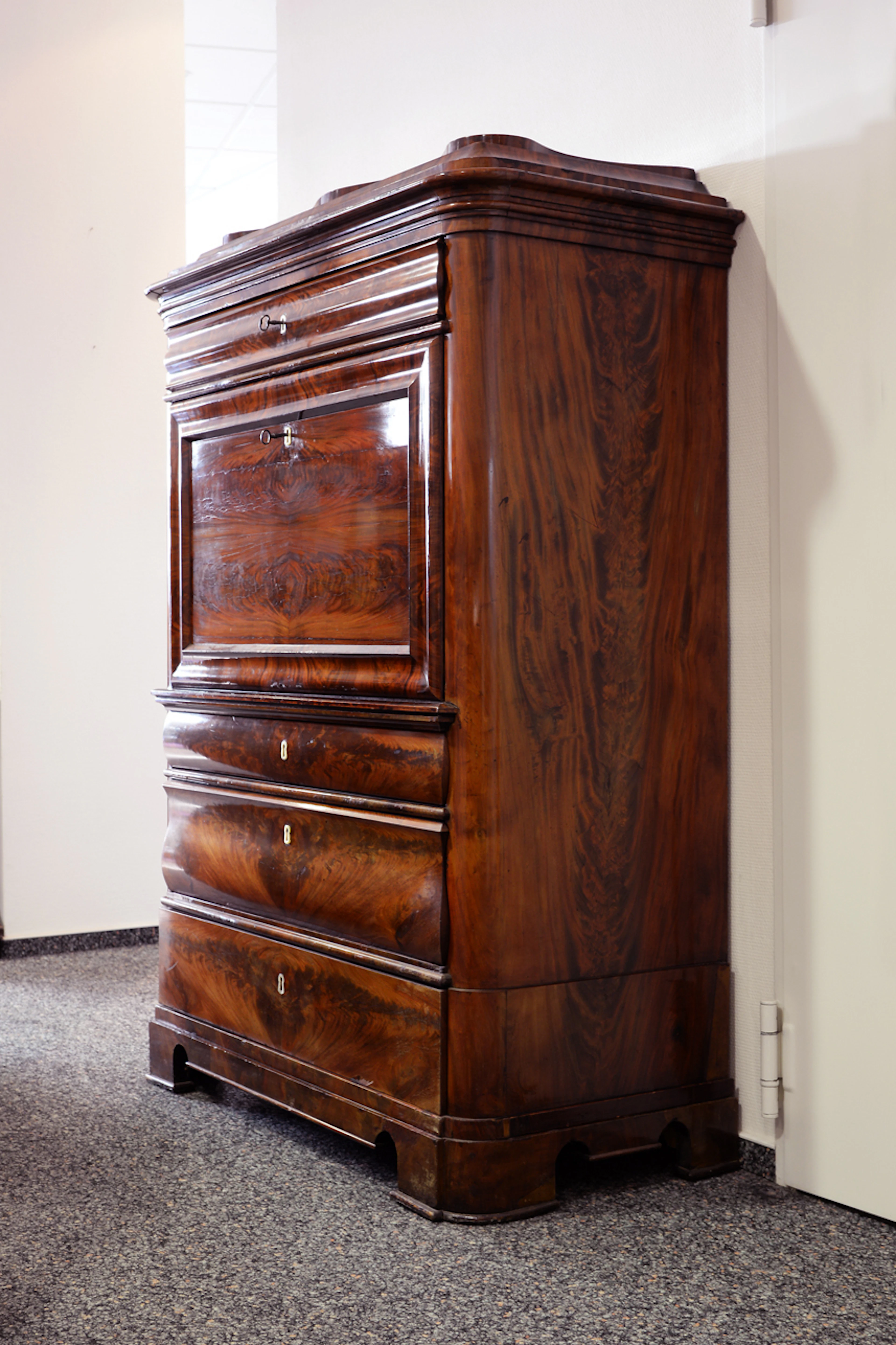 BIEDERMEIER-SEKRETÄR. MAHAGONI. Authentisches Möbel um 1840..
