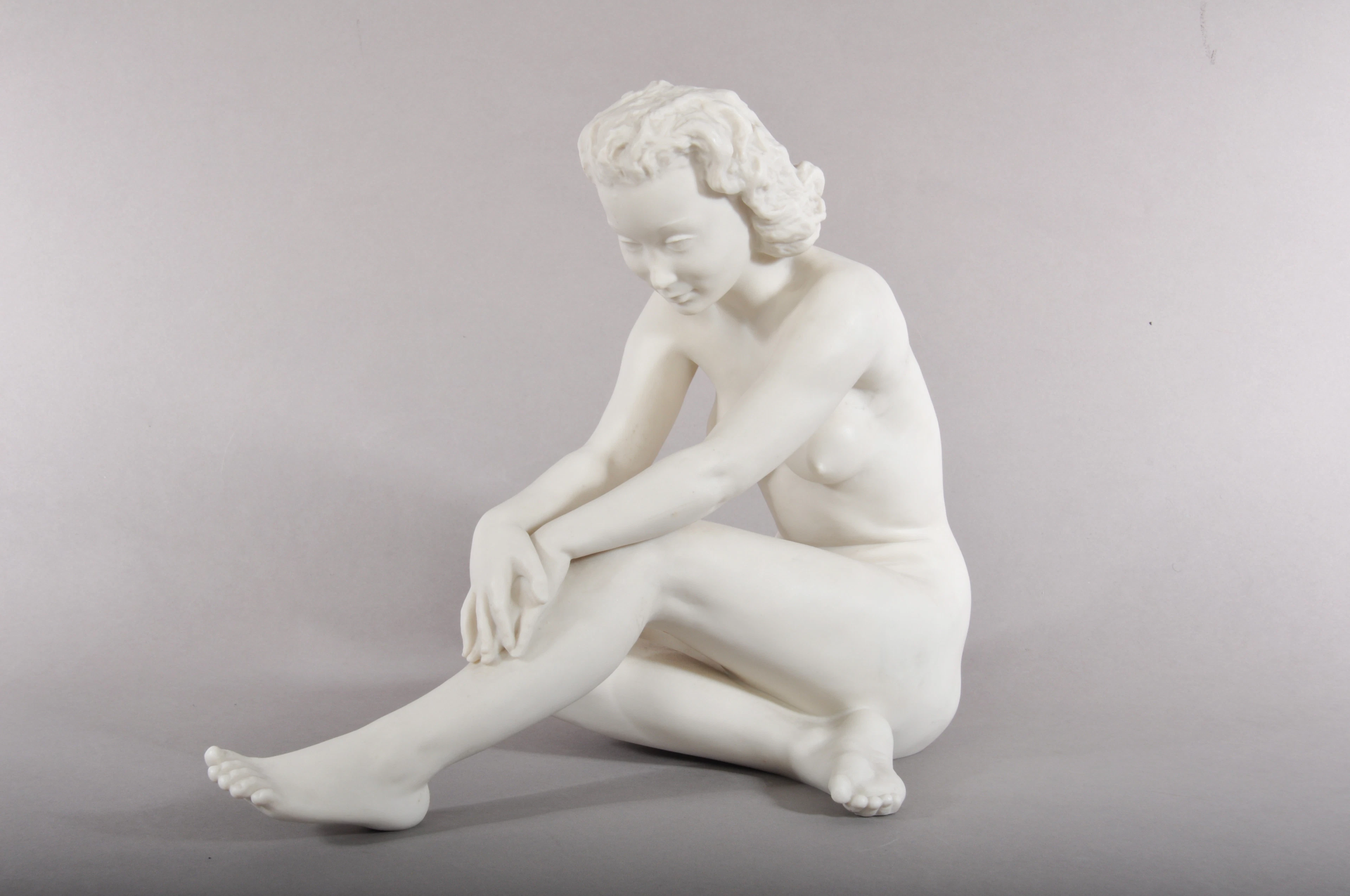HUTSCHENREUTHER. ENTWURF: C. WERNER. Porzellanfigur "Die Sitzende". Zwischen 1955 und 1969.