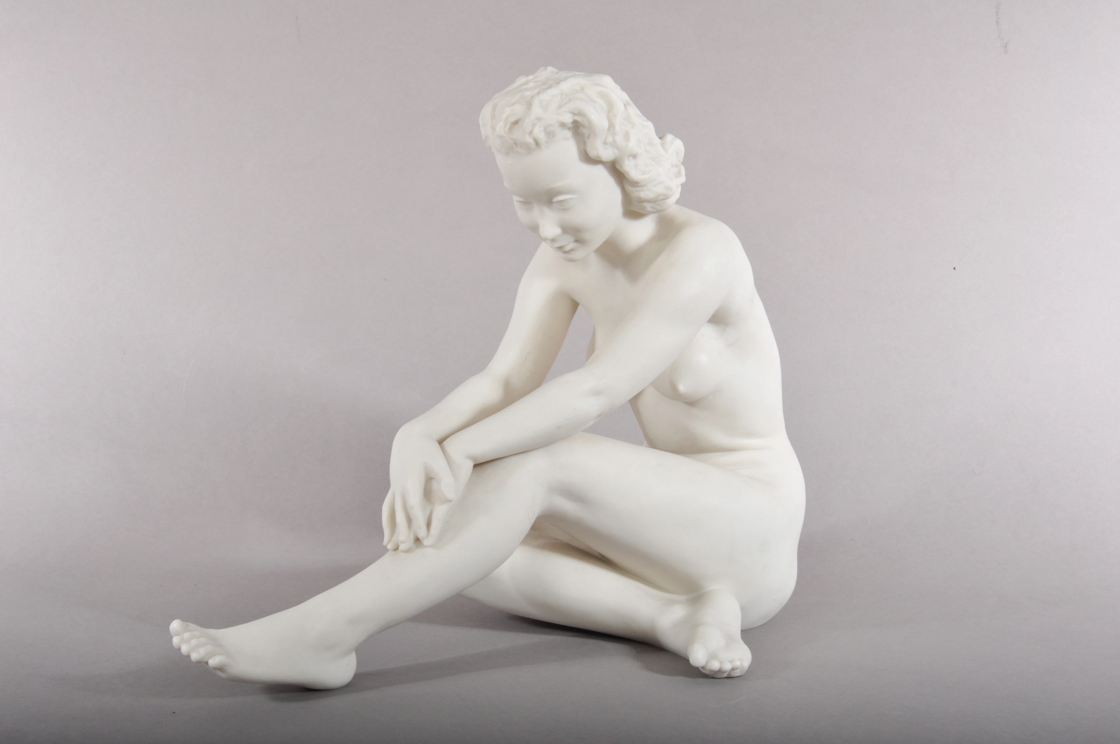 HUTSCHENREUTHER. ENTWURF: C. WERNER. Porzellanfigur "Die Sitzende". Zwischen 1955 und 1969.
