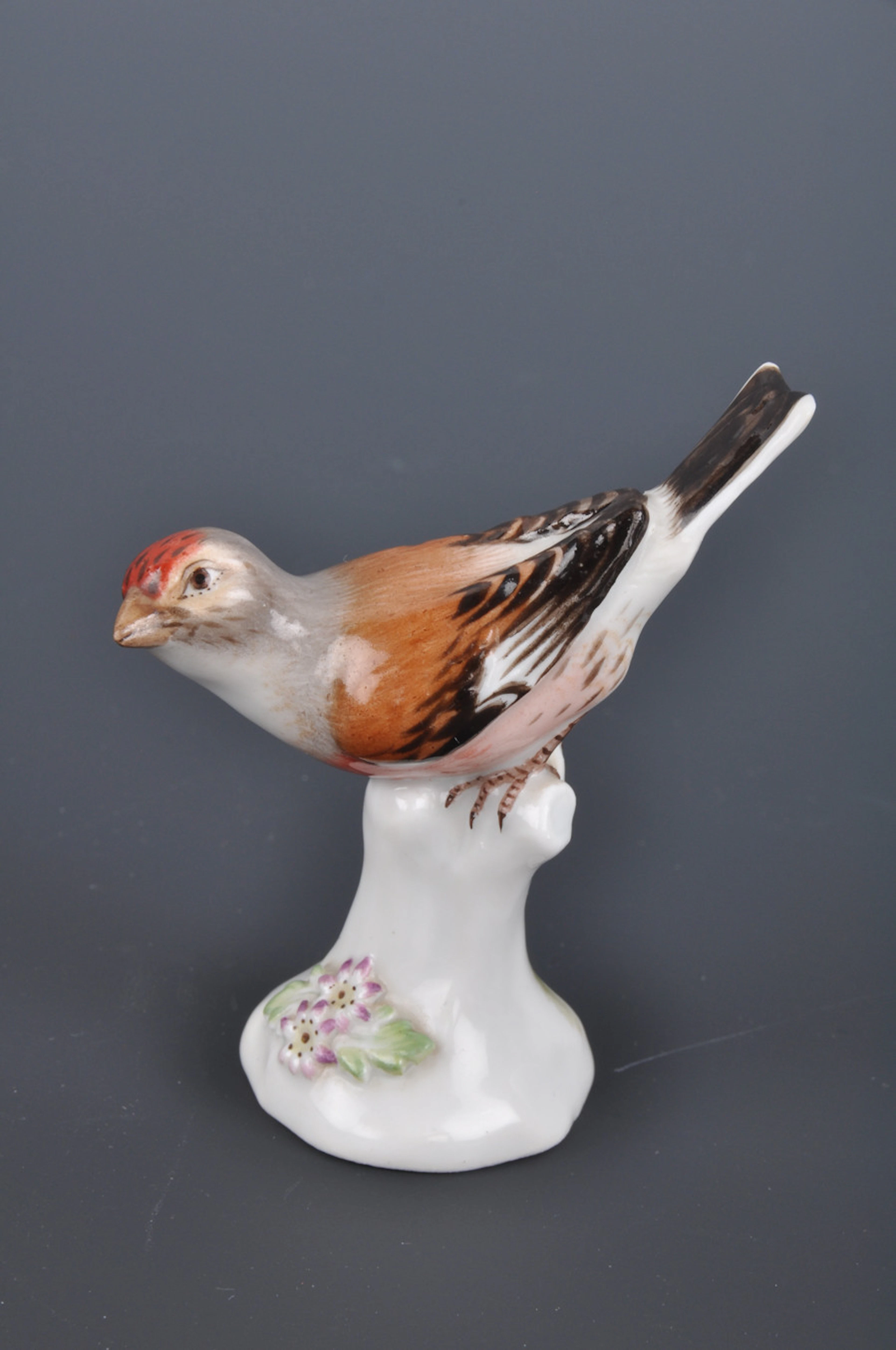 PORZELLANMANUFAKTUR MEISSEN. Kleine Porzellanfigur "Sperling auf Stamm". 1924-1934.