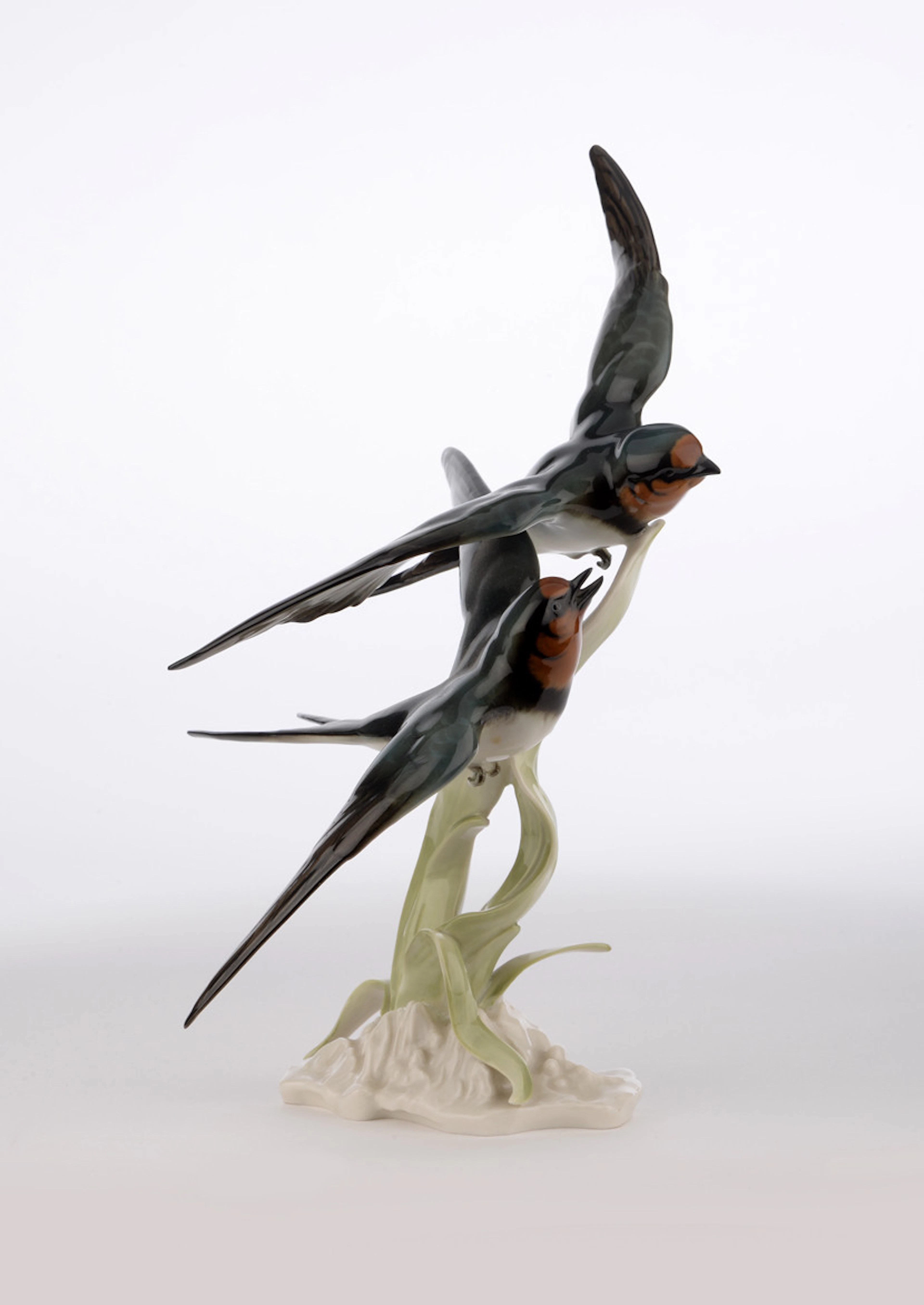 HANS ACHTZIGER FÜR HUTSCHENREUTHER. Porzellanfigur "Fliegendes Schwalbenpaar". 1980er Jahre.
