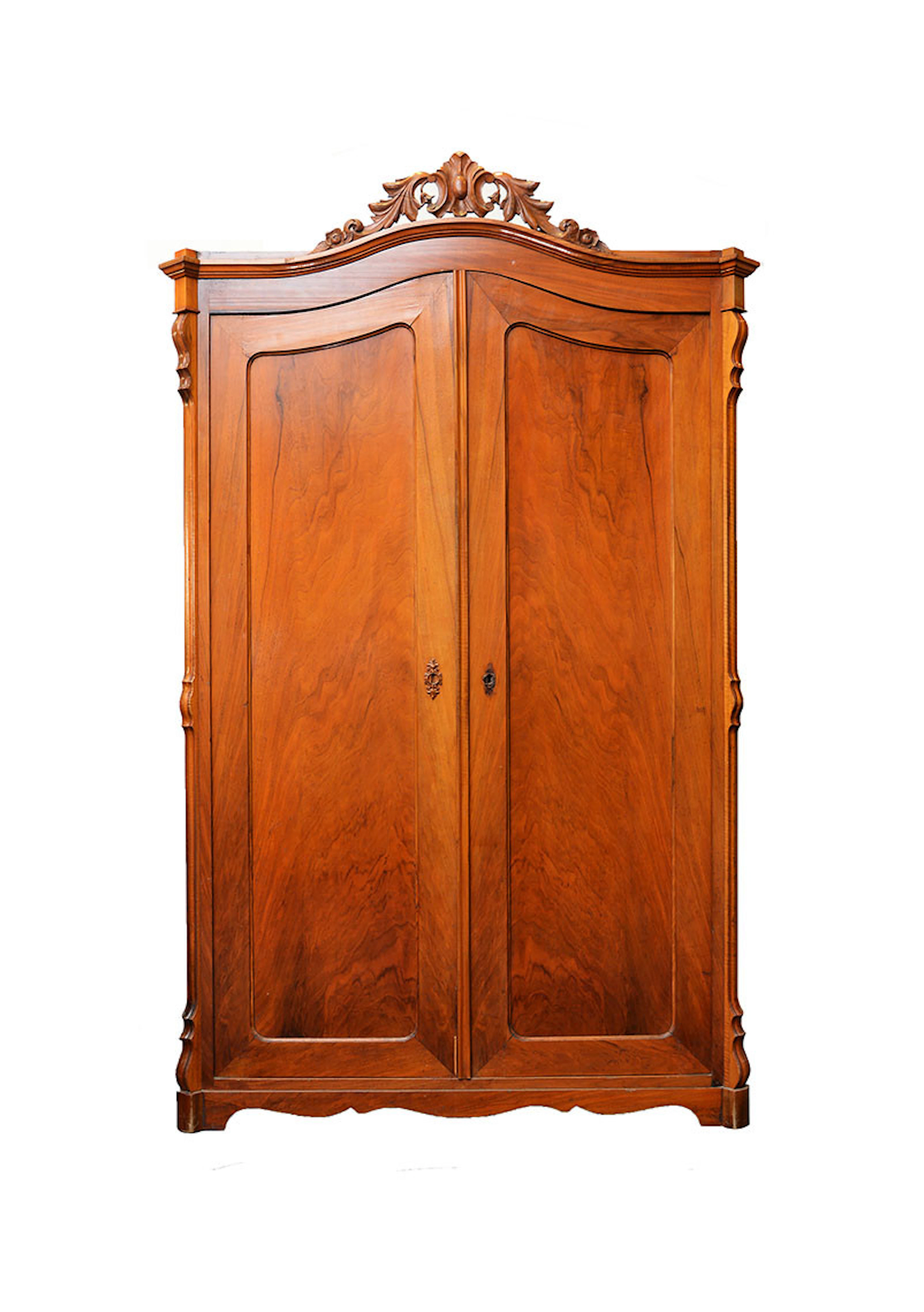 2-türiger Kleiderschrank aus dem Historismus. Nussfurniert. Um 1880/90.