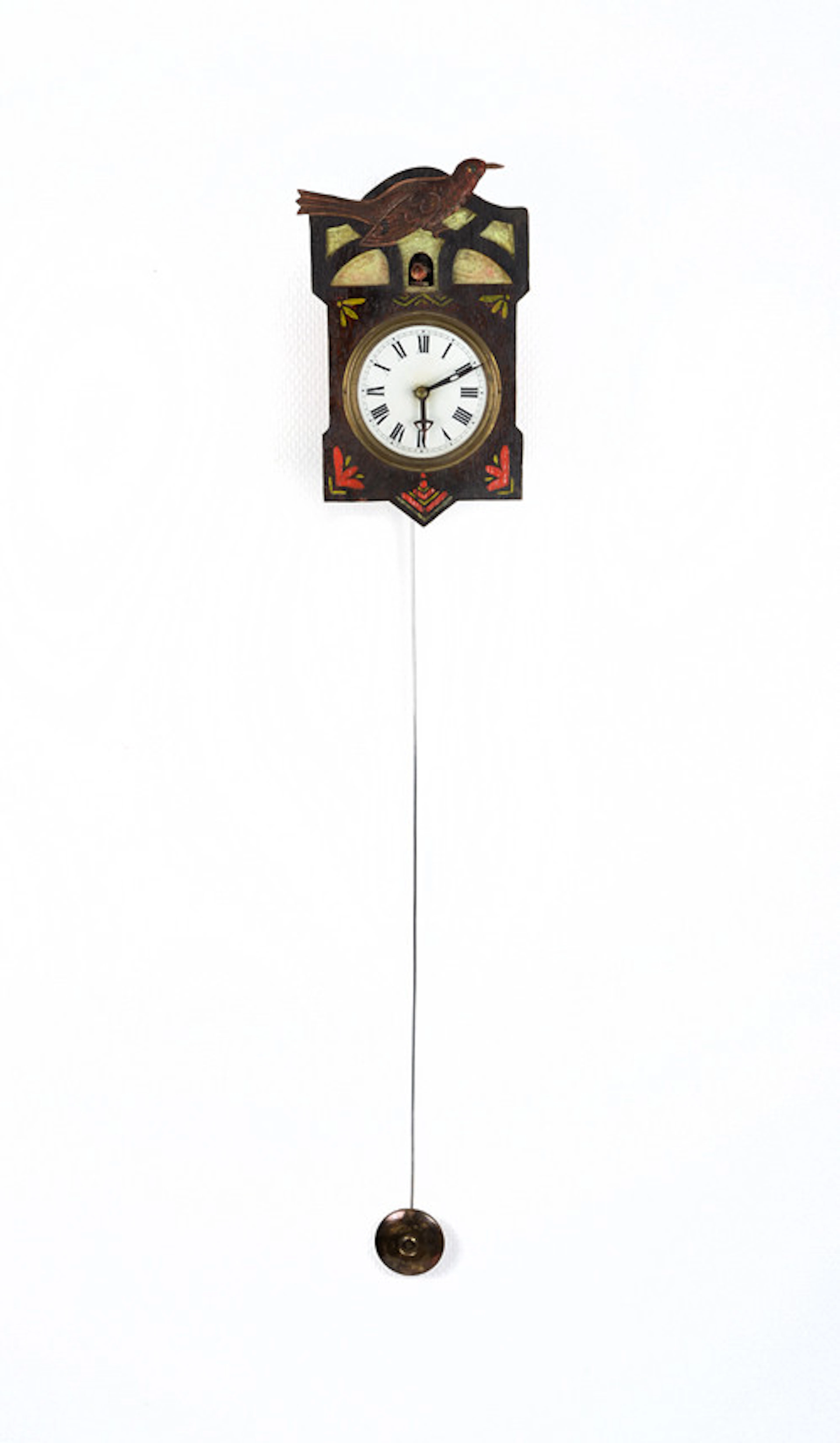 KUCKUCKSUHR. Schwarzwalduhr mit geschnitztem Gehäuse und Mechanik.