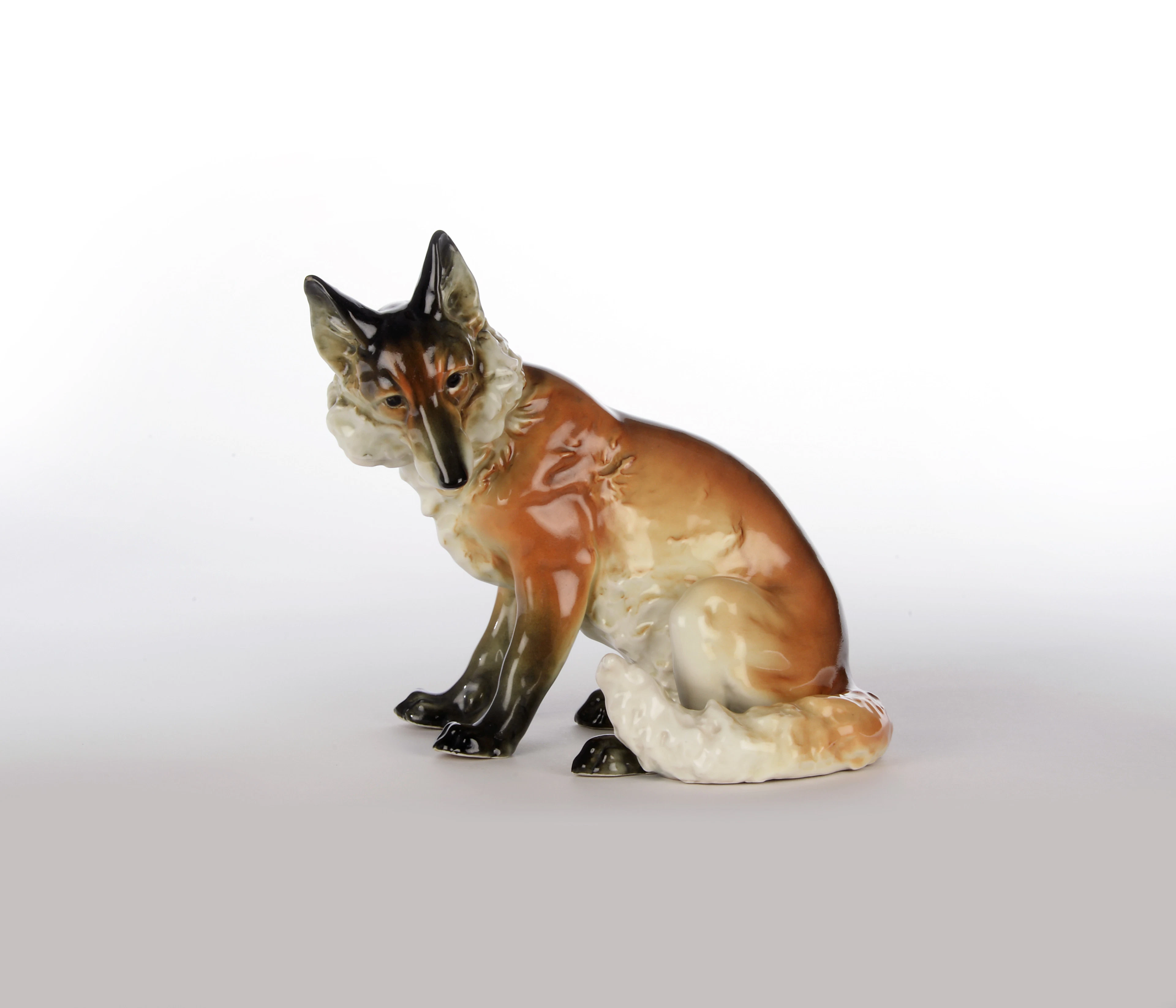 KARL ENS PORZELLAN. Sitzender Fuchs. Datierung um 1950. Thüringen, Deutschland.