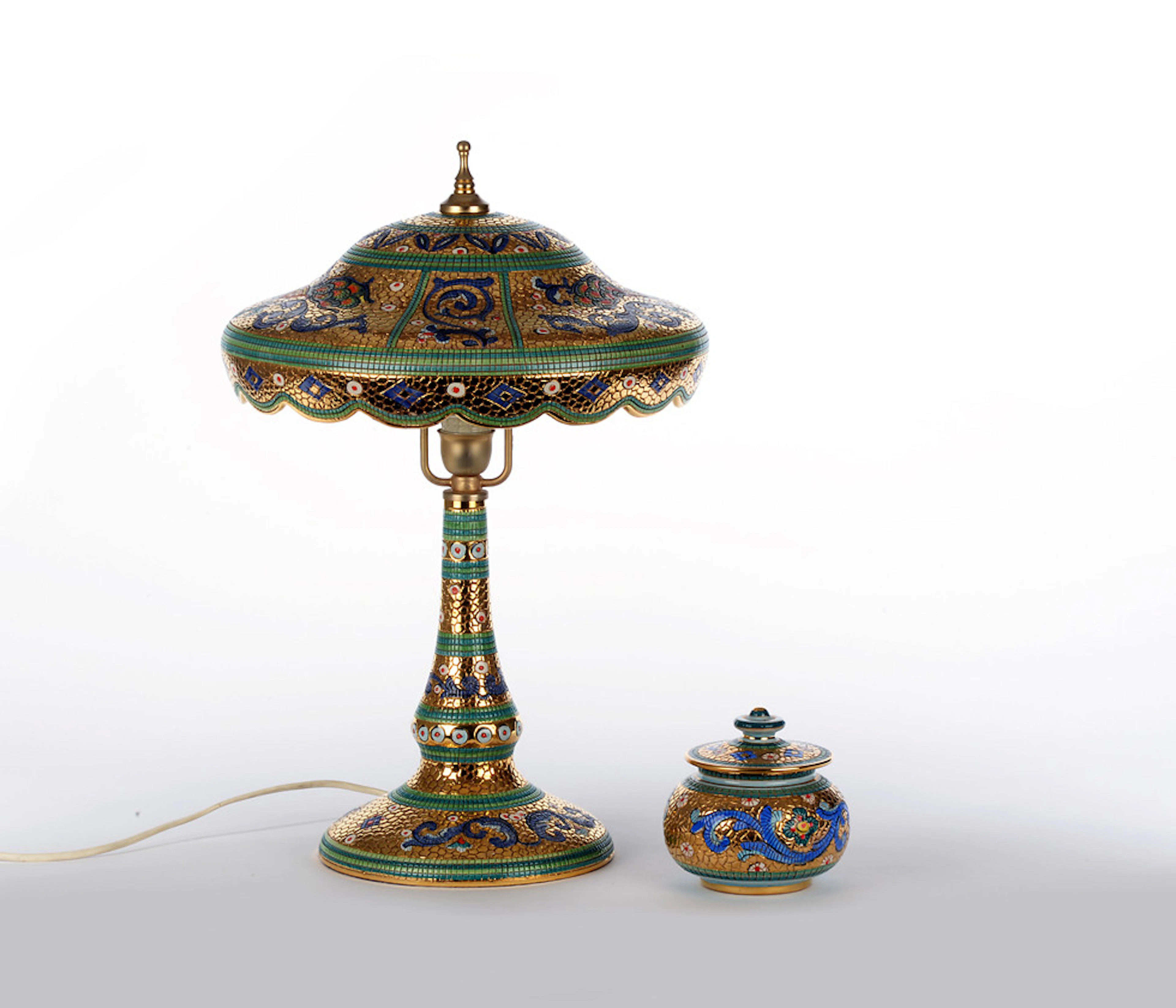 GIALLETTI, ITALIEN. Dekorative Tischlampe und kleine Deckeldose. Keramik. Aus Deruta in Umbrien. Datierung um 1960/70.