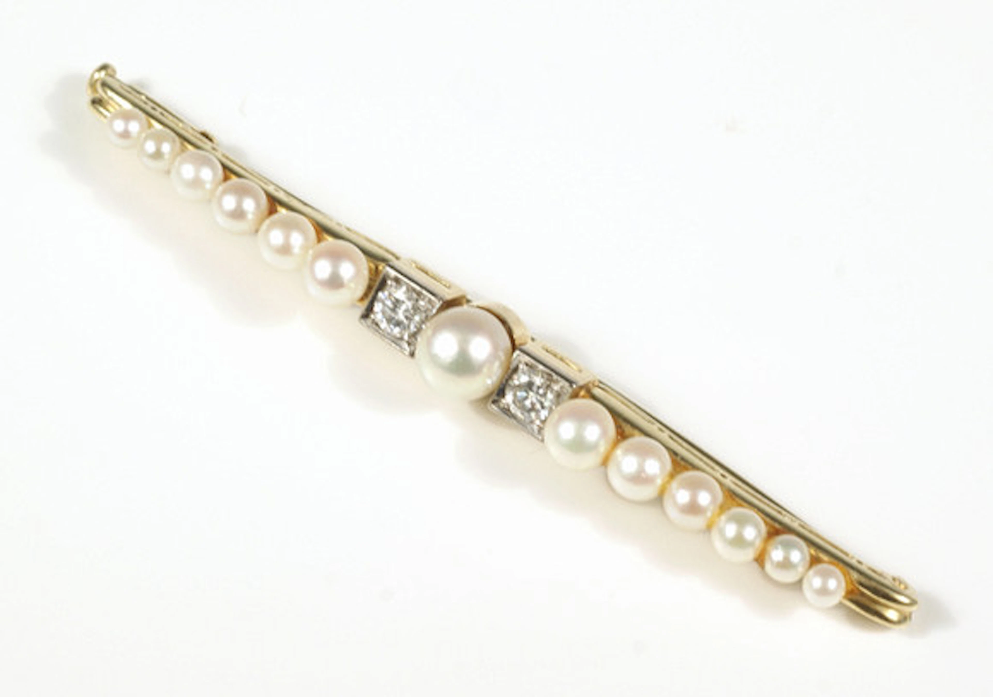BROSCHE MIT AKOYA-PERLEN UND BRILLANTEN. 5…