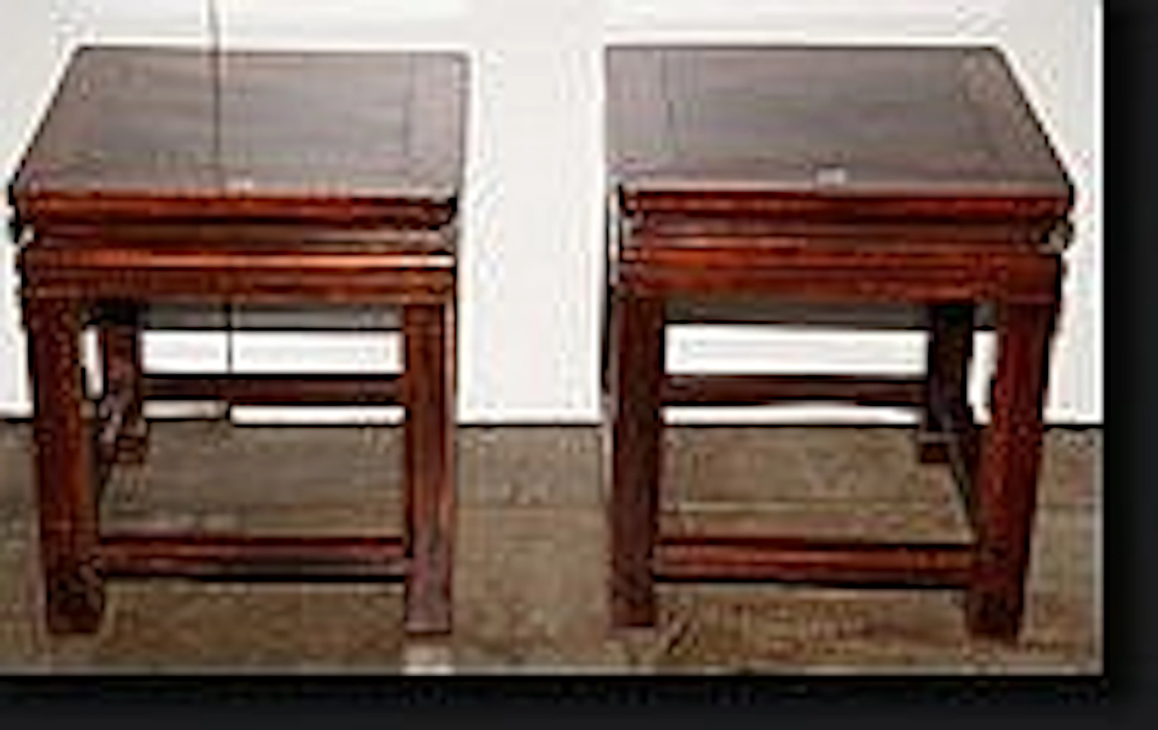 Paire de tabourets en bois exotique. Travail