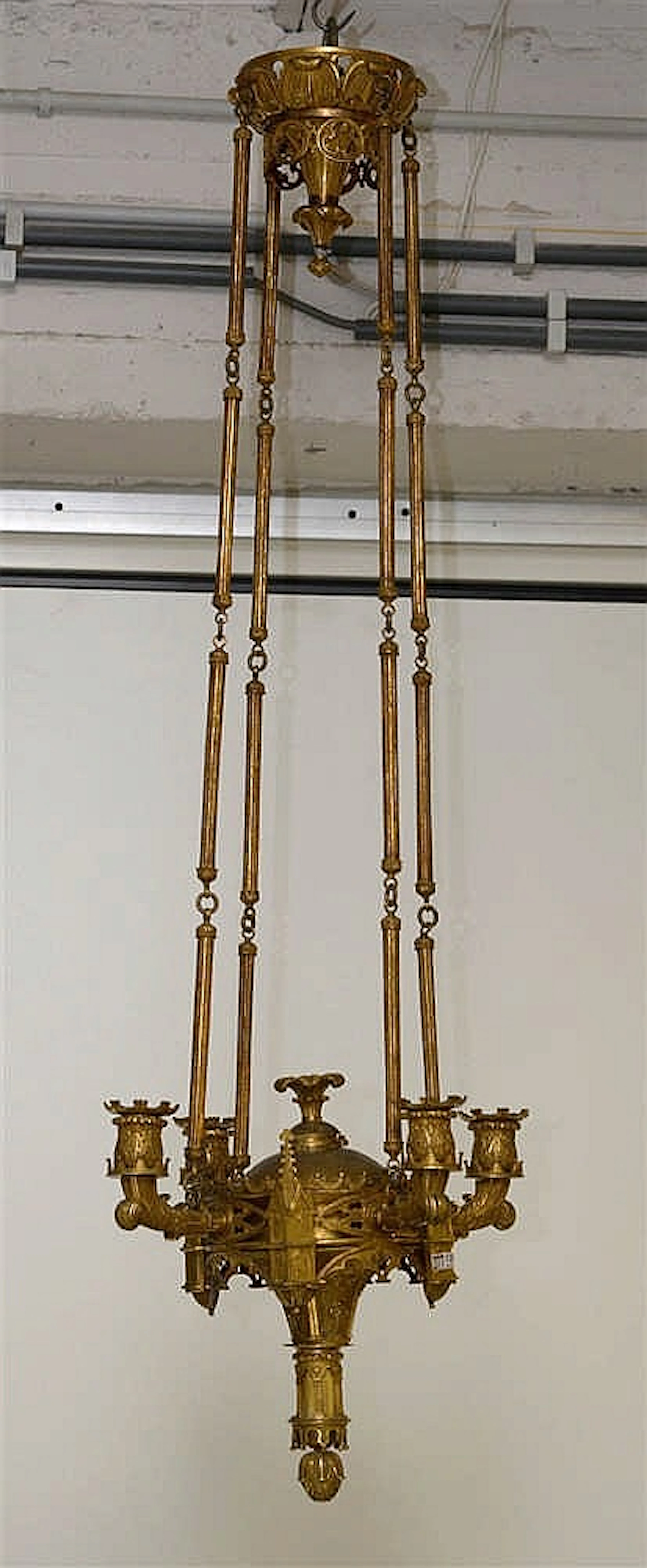 Petit lustre de style néo-gothique en bronze doré à quatre bras de lumière