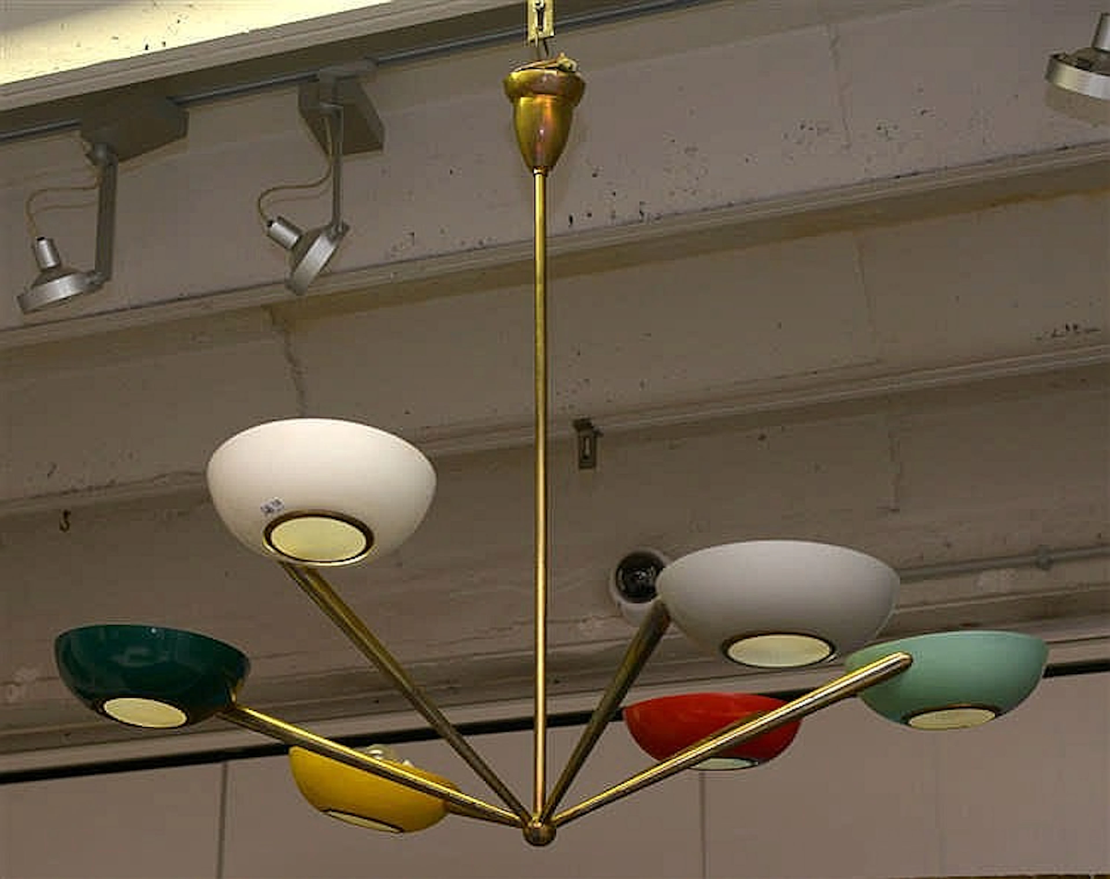 Plafonnier à six bras de lumière en laiton doré et métal laqué polychrome.