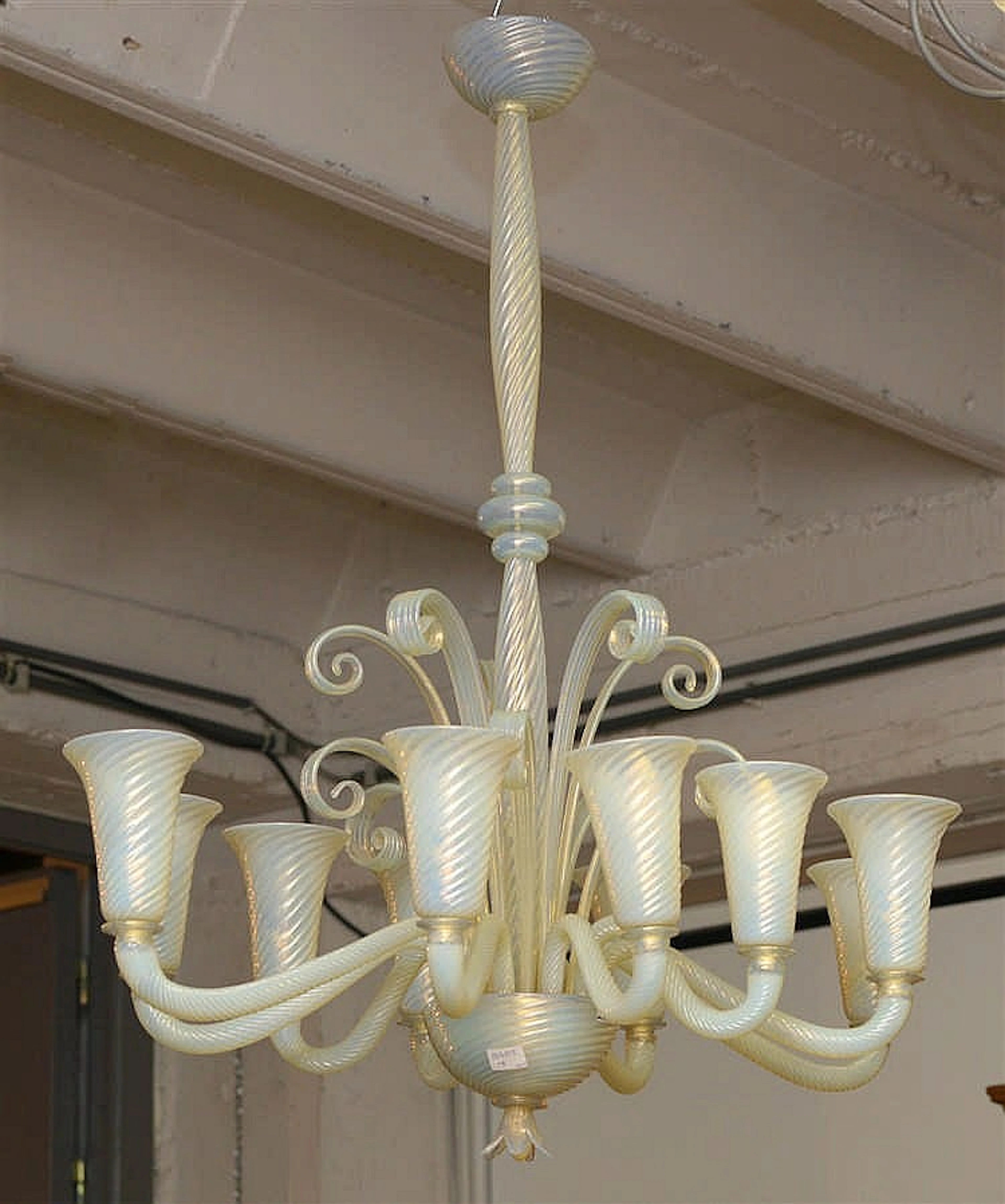 Grand lustre en verre opalescent blanc de Venise avec inclusions d'or à dix