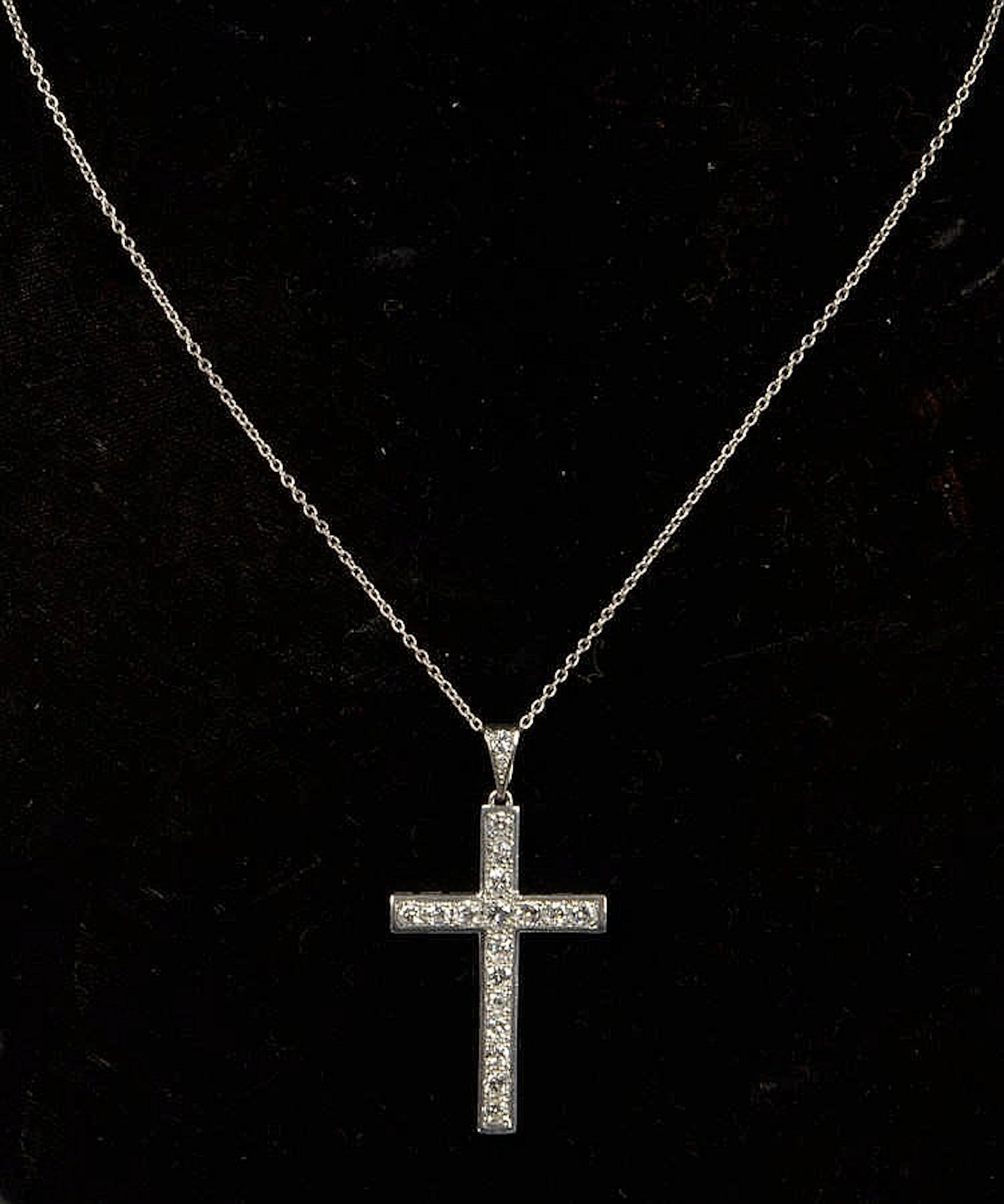 Pendentif en forme de croix en or blanc 18 carats serti de diamants taille