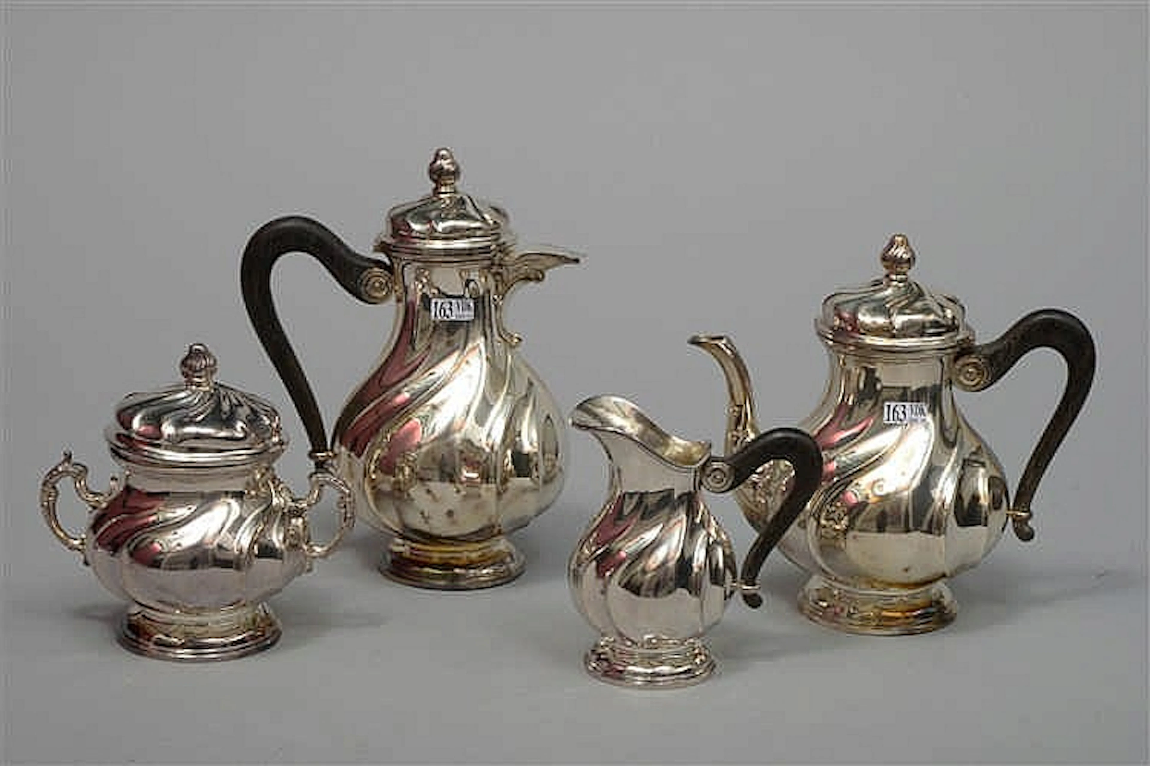 Service à café et à thé torse en argent 835/1000ème comprenant cafetière, t