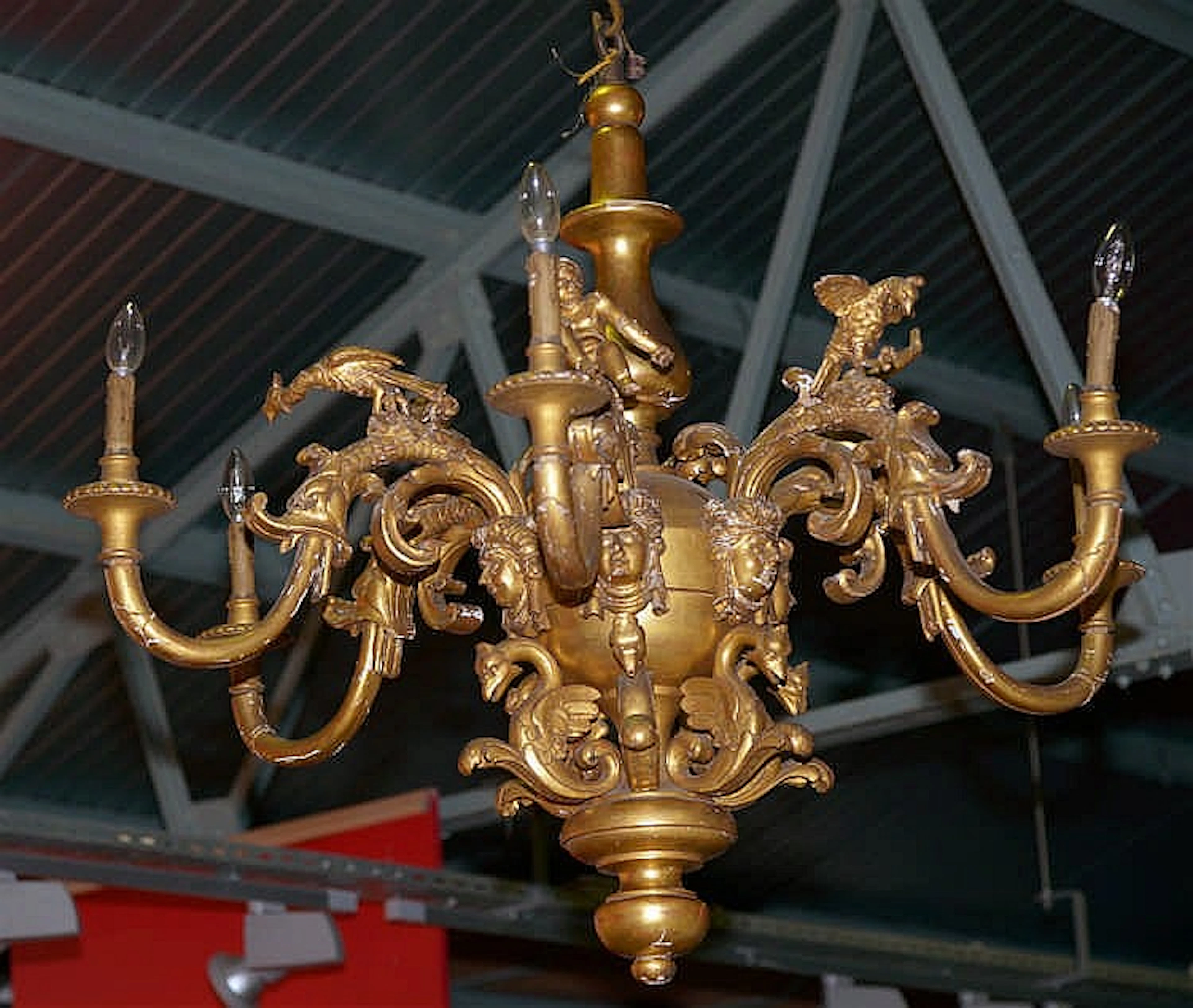 VAN EECKHOUT J. (XIXème-XXème) Grand lustre en bois sculpté et doré à