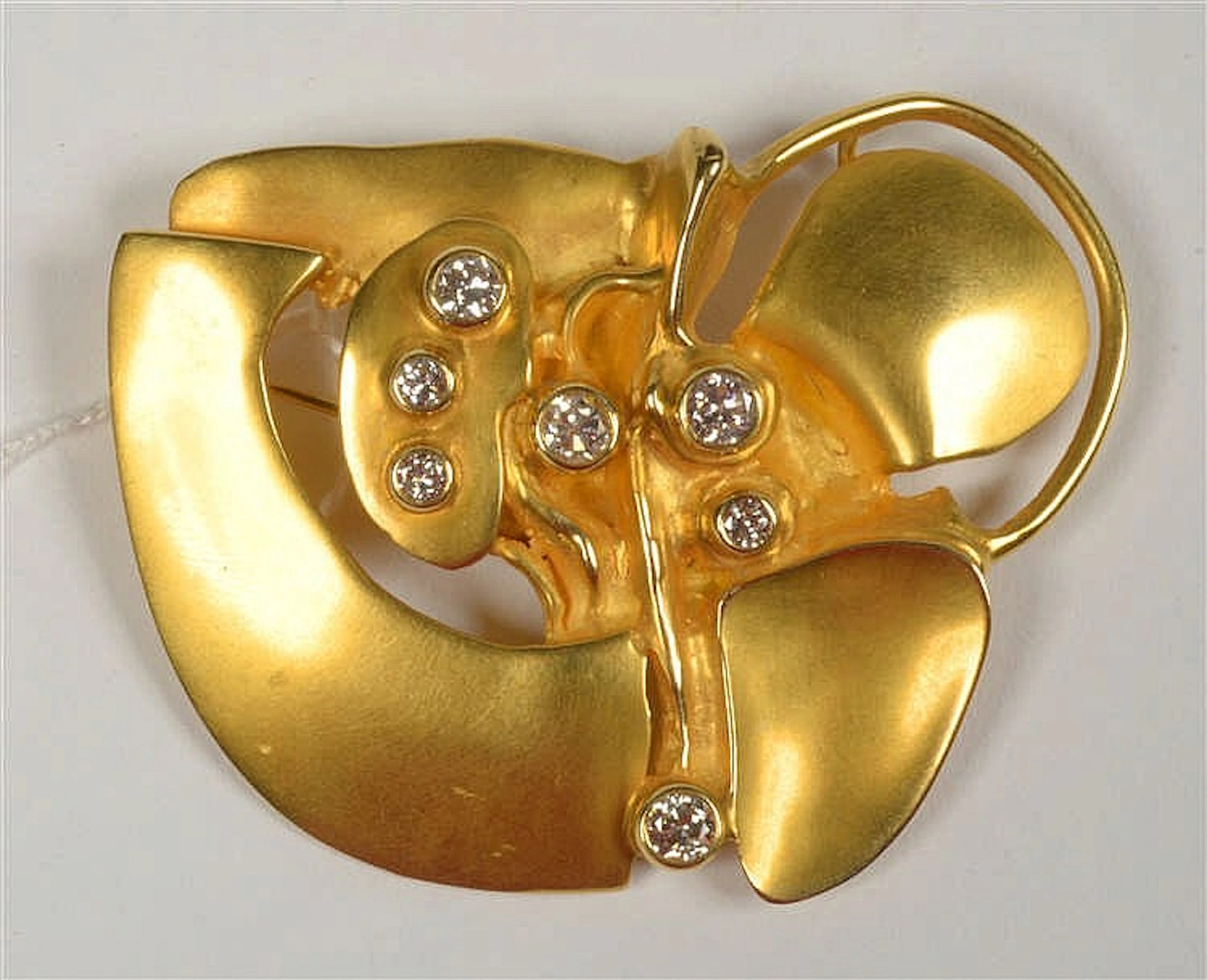 DEMARET Fernand (1929), Pendentif-broche en or jaune 18 carats serti de sep