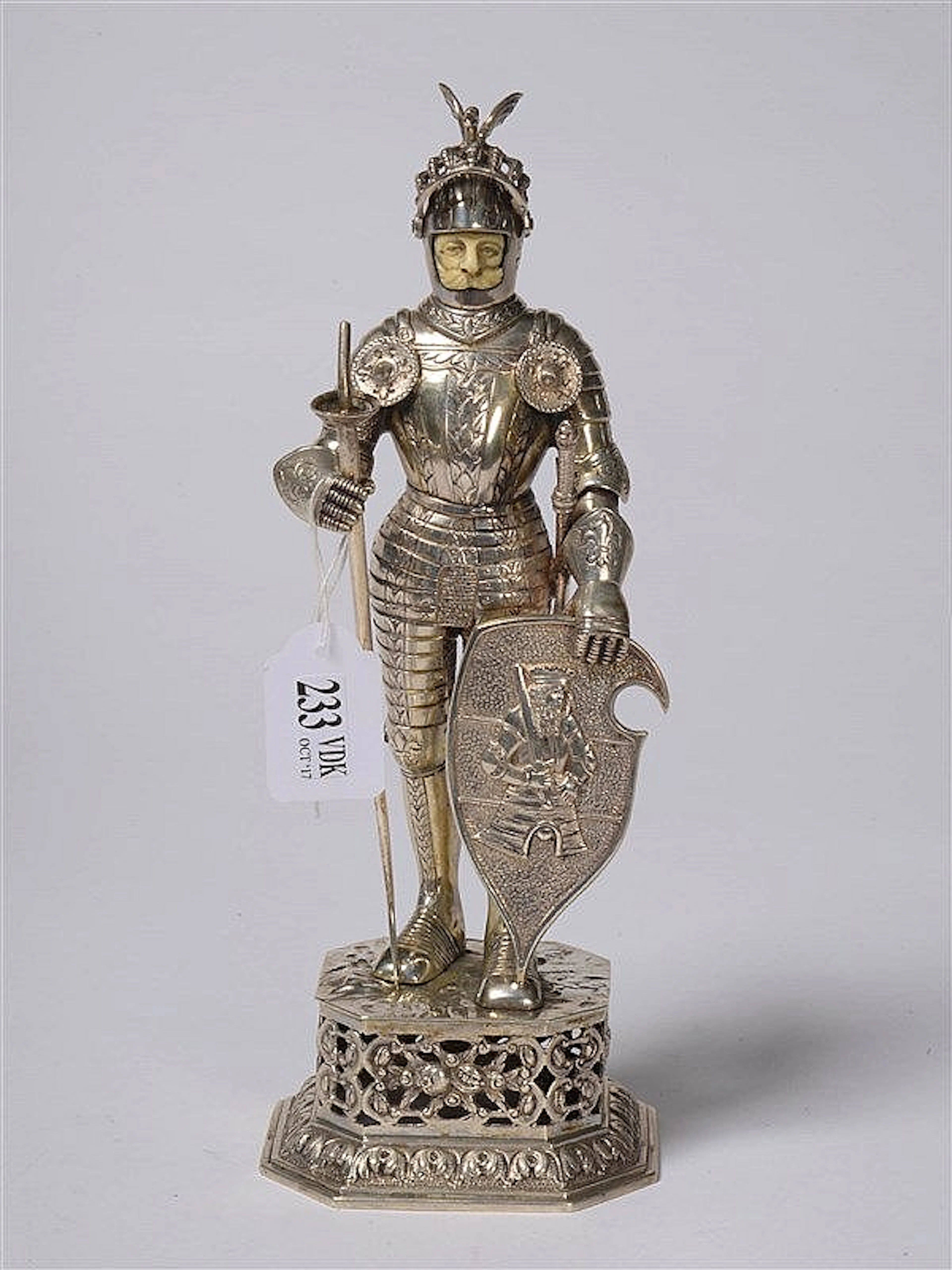 "Chevalier en armure" en argent. Visage en ivoire sculpté. Probablement un