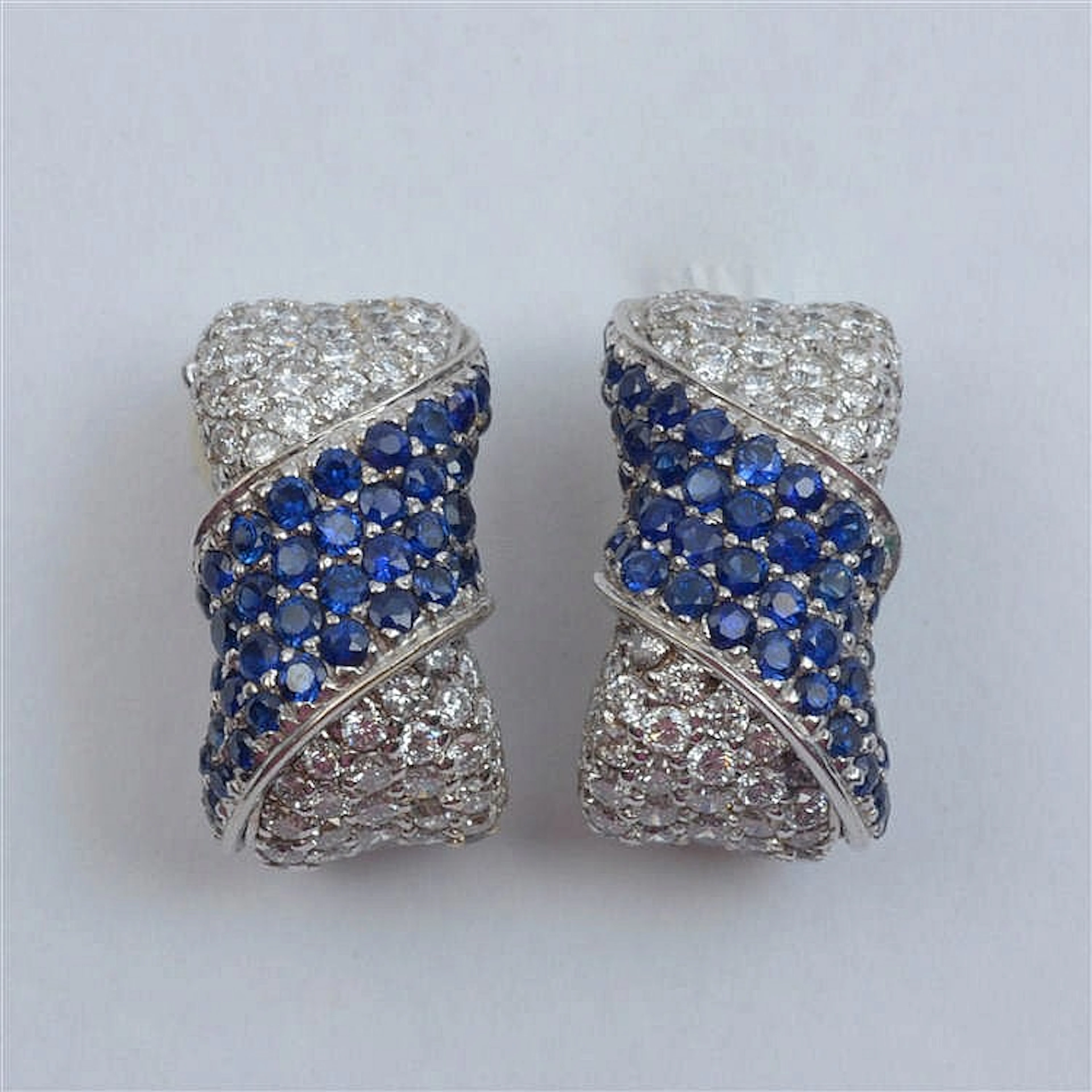 Paire de boucles d'oreilles clips en or blanc 18 carats en forme de "N?ud"