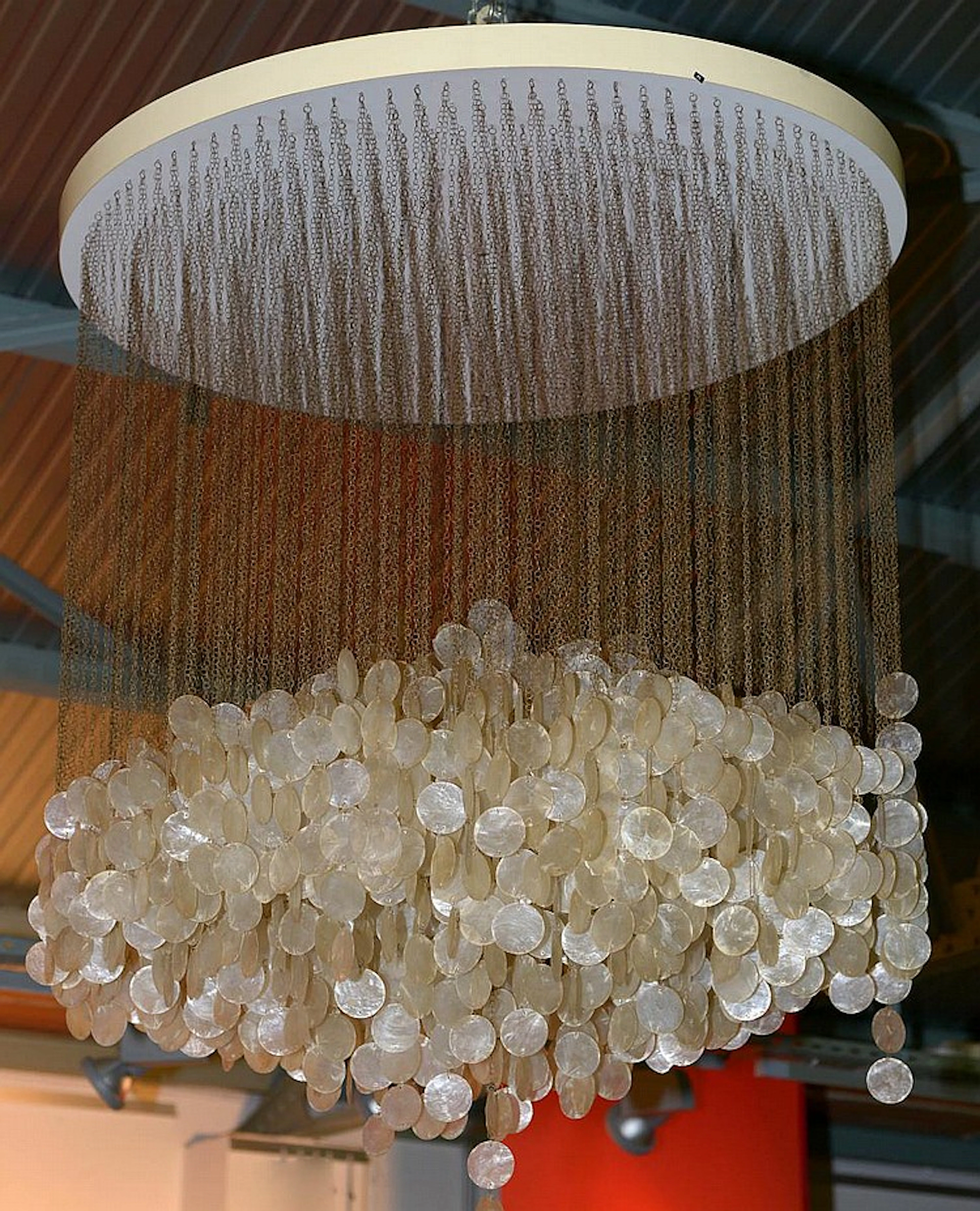 Grand lustre composé d'un plafonnier rond en bois laqué...