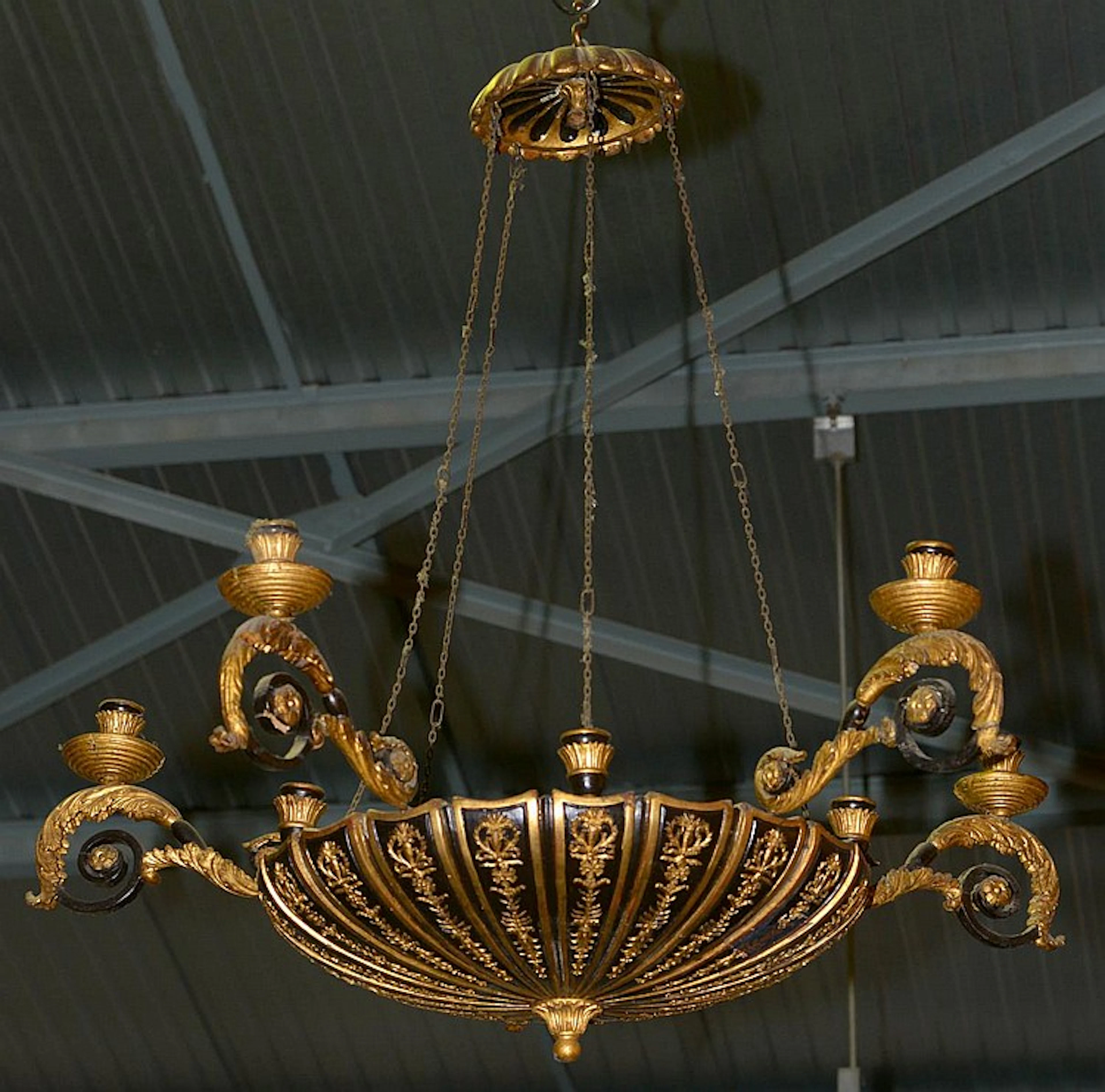 Lustre en bois laqué brun et doré à six bras de lumière