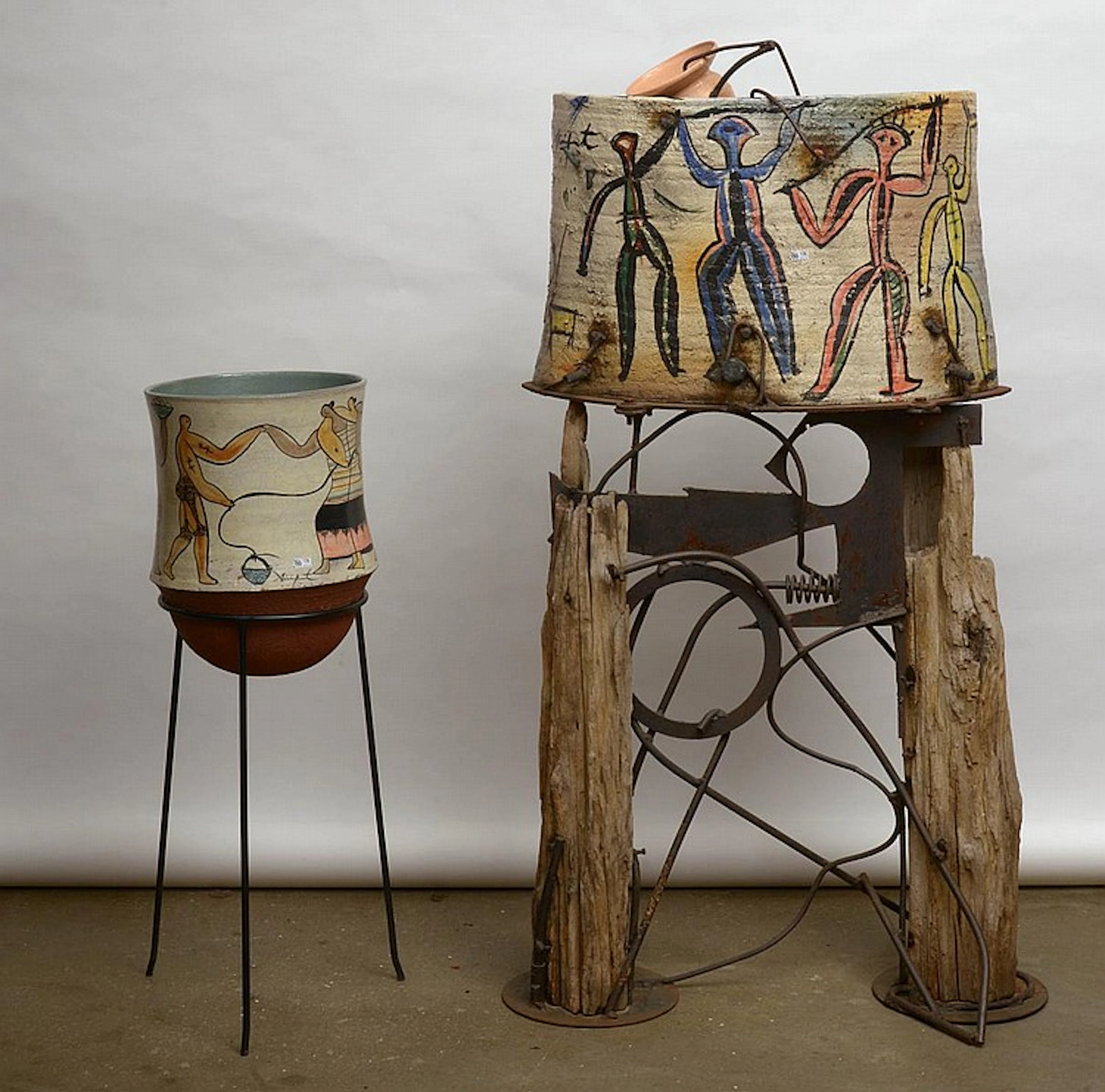 DDeux objets en céramique émaillée un "Cache-pot" sur socle et...