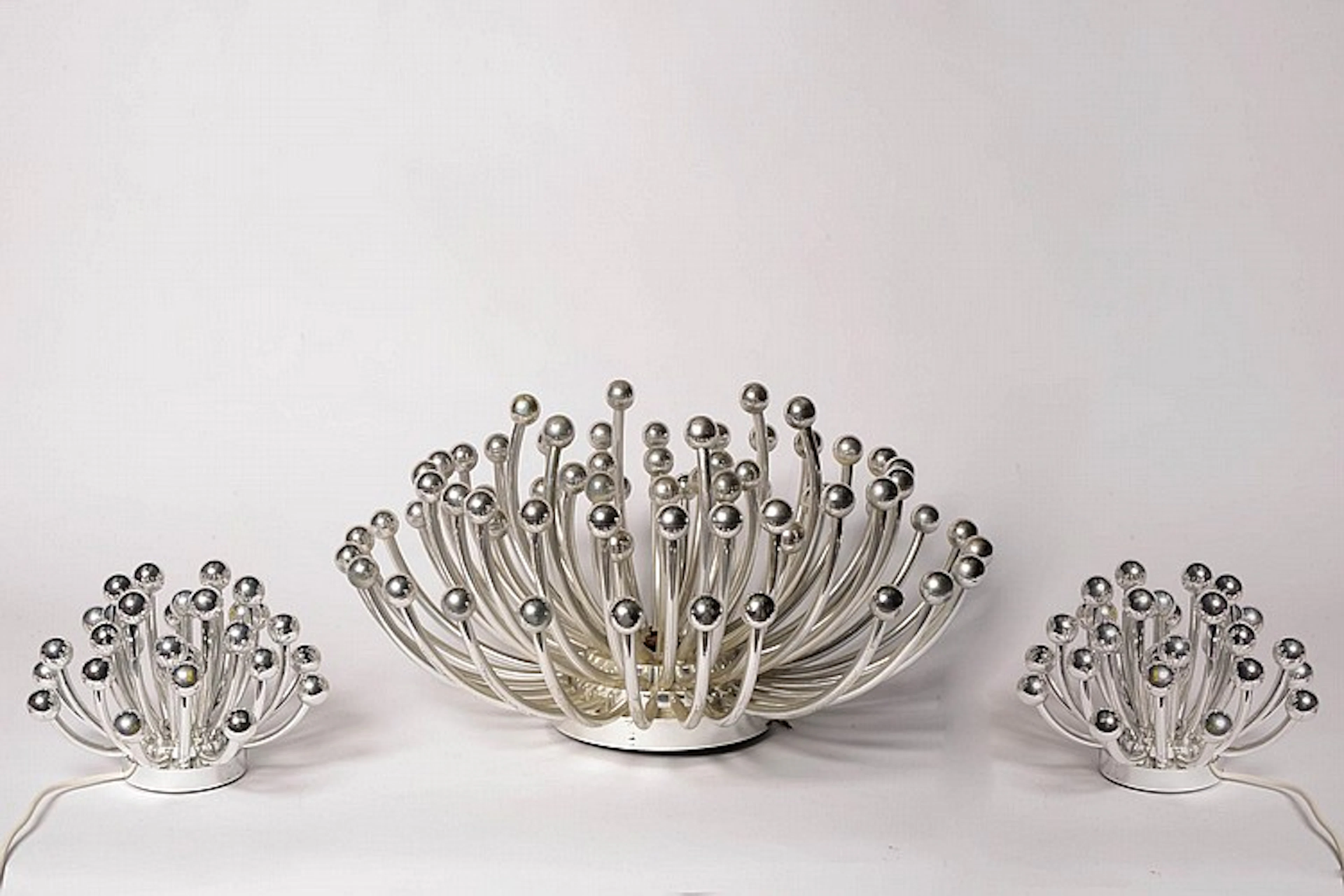 Ensemble de trois lampes comprenant un grand lustre et deux appliques...