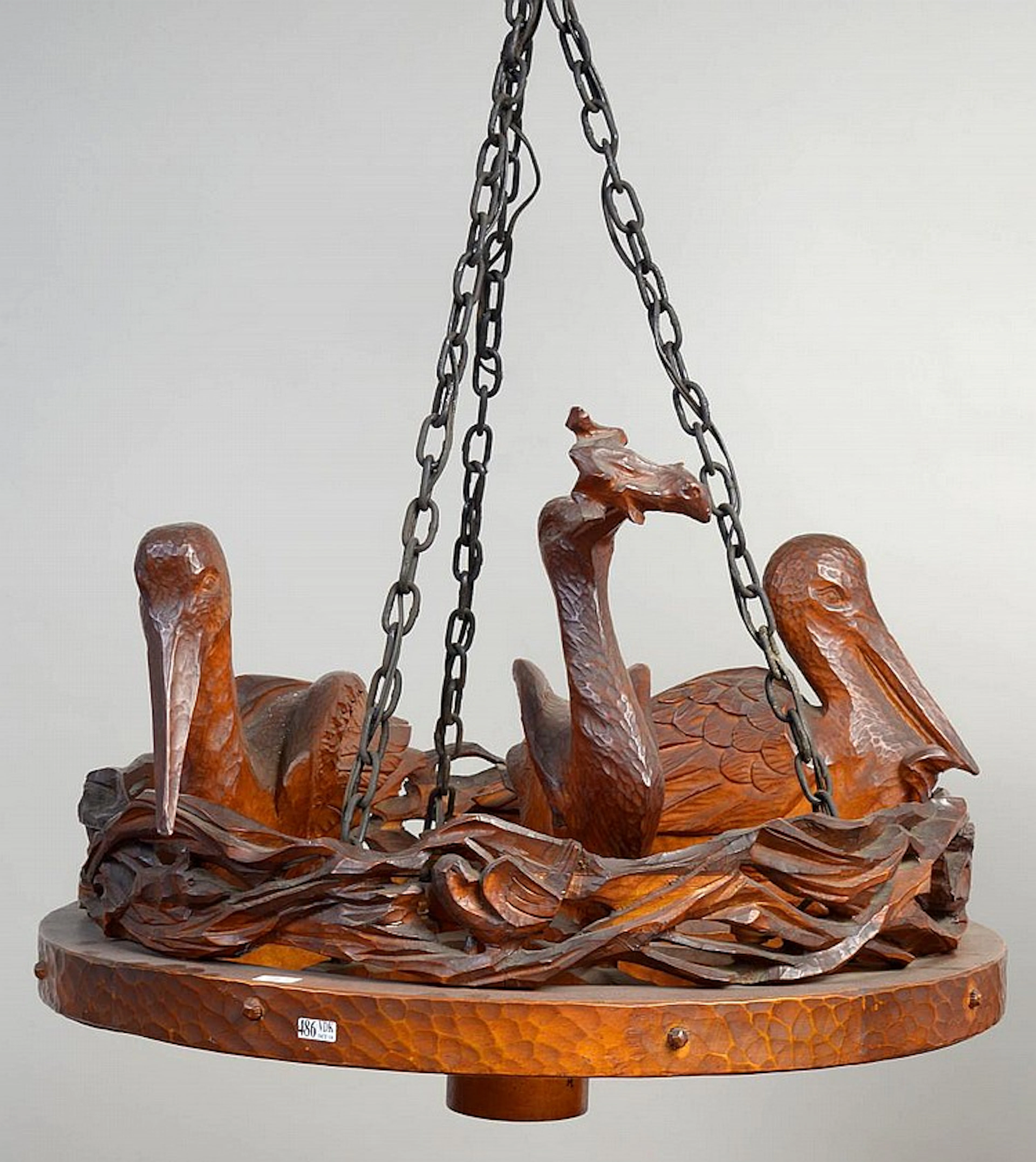 Lustre de style Art nouveau en bois sculpté illustrant un "Nid de cicognes"