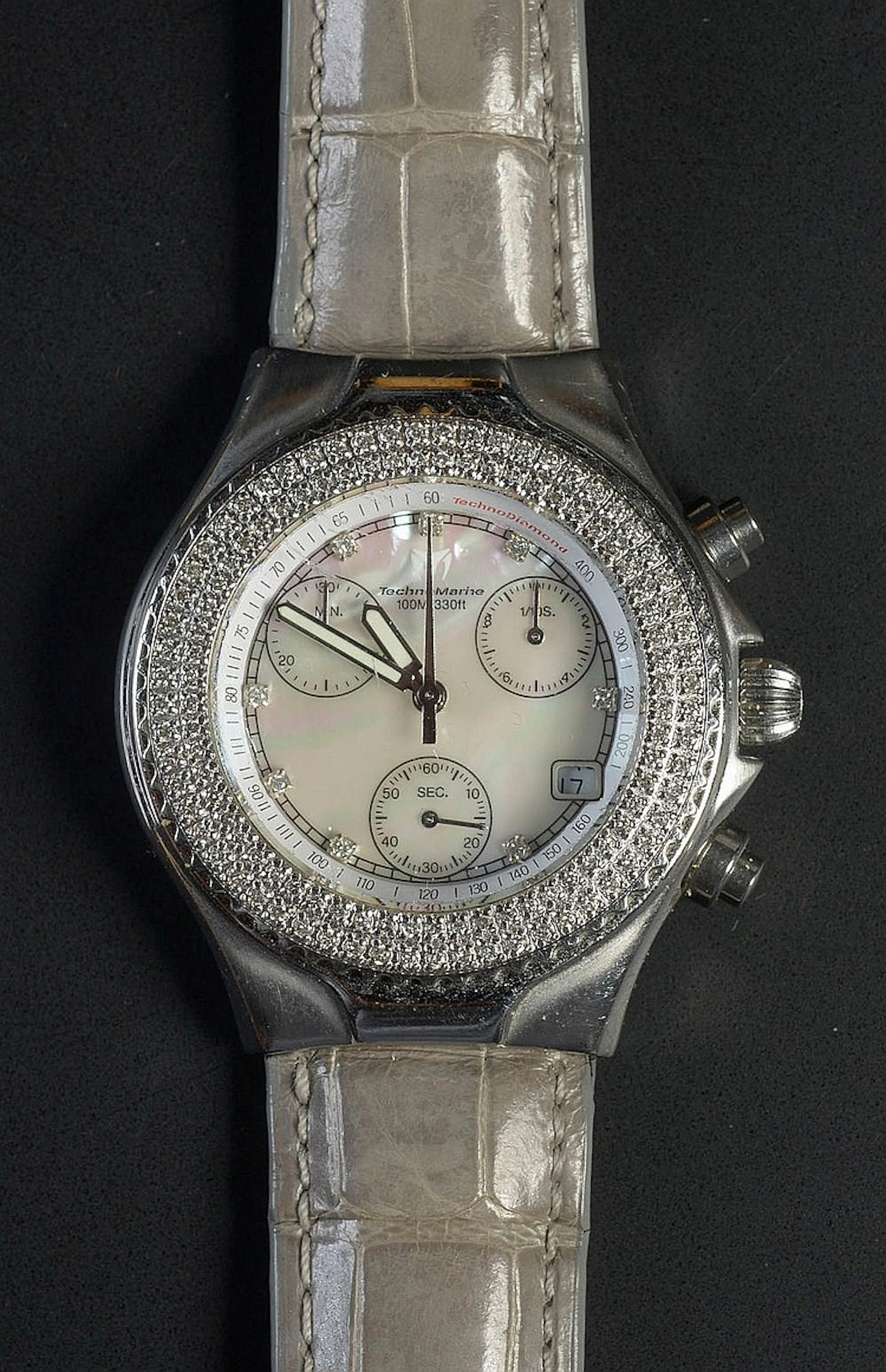 Montre de marque TechnoMarine. Boîtier en acier serti de diamants taille 8