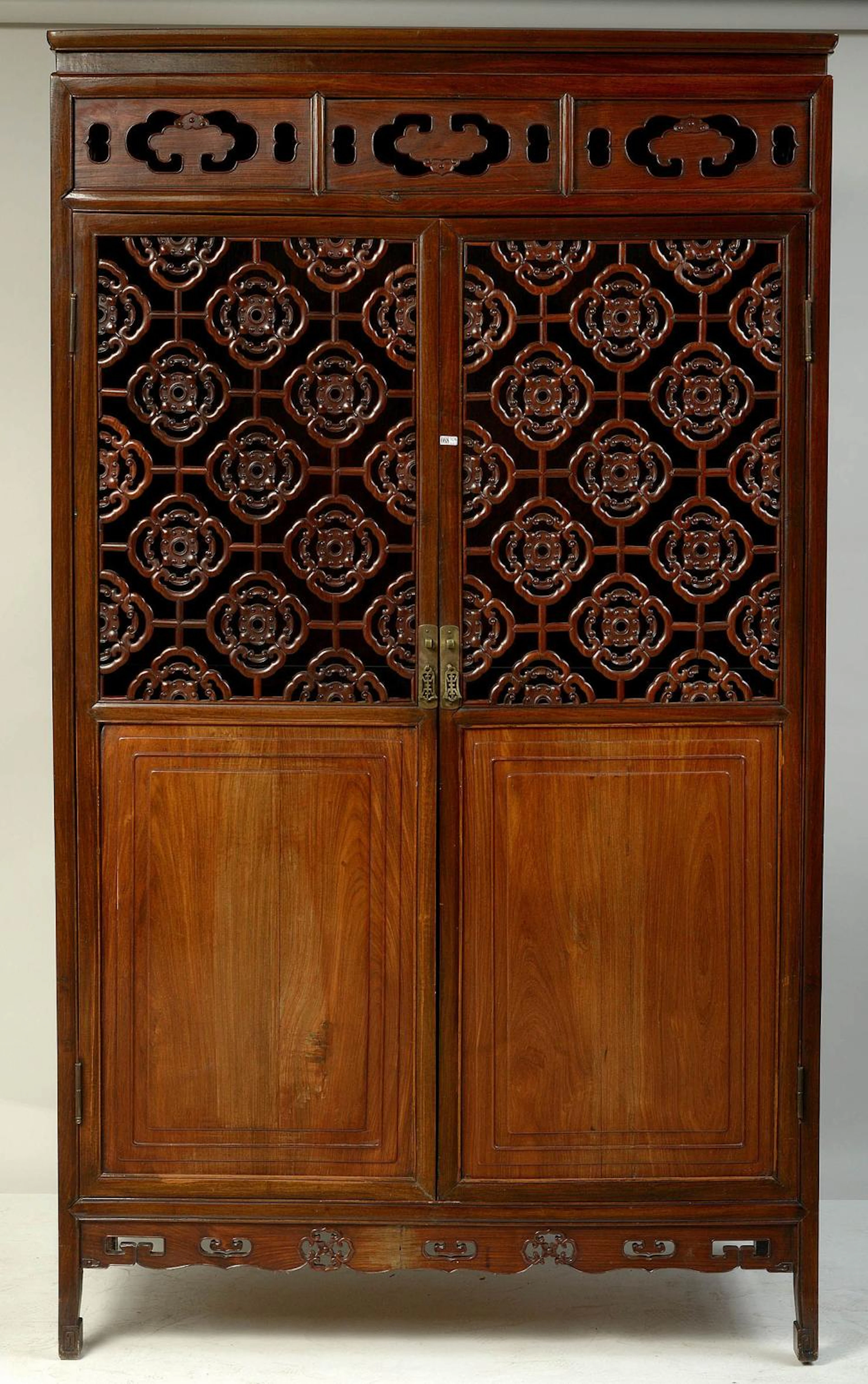 Armoire en bois de rose (?) sculpté ouvrant par deux...