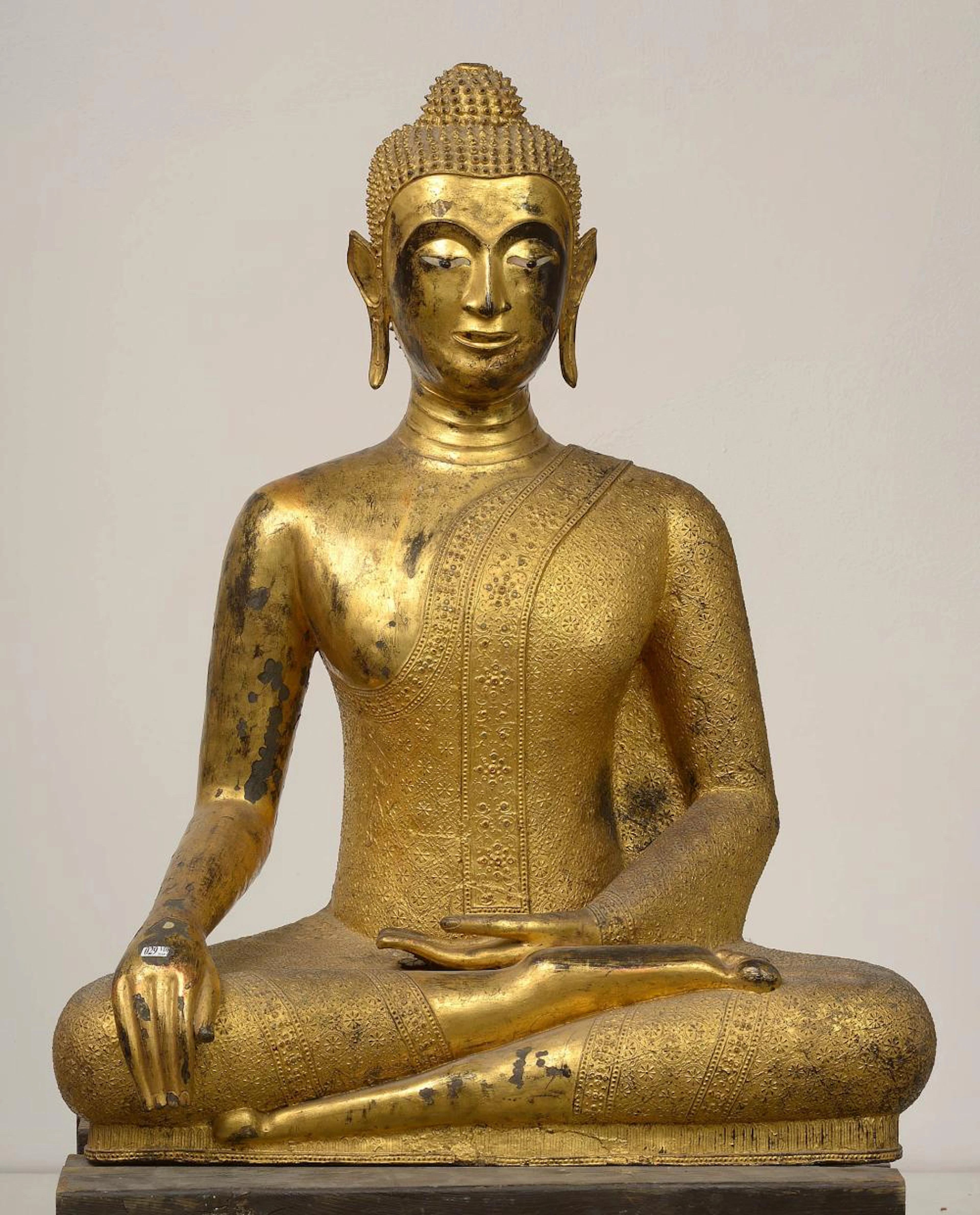 Important "Bouddha assis" en bronze doré aux yeux ?