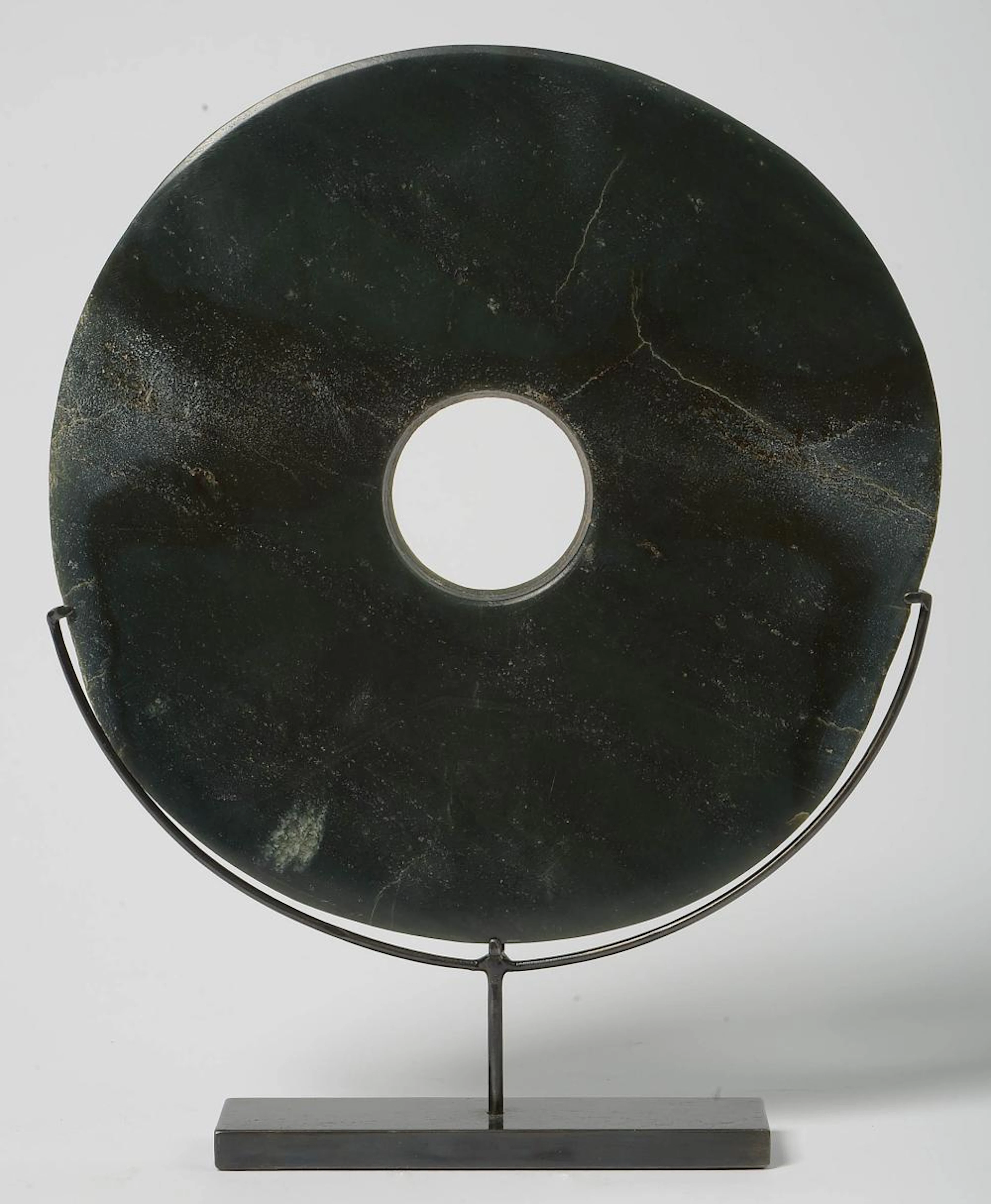 Disque Bi en jade vert foncé sculpté