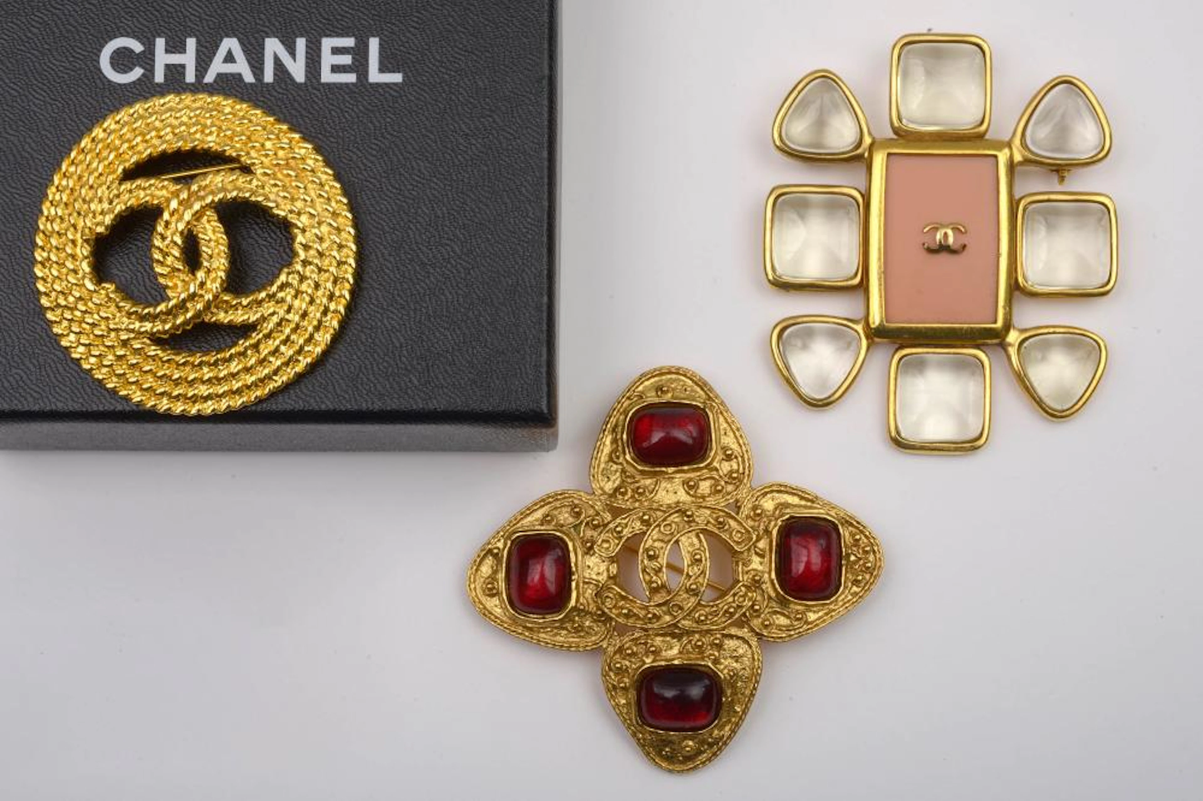 3 broches vintage de marque Chanel en métal doré