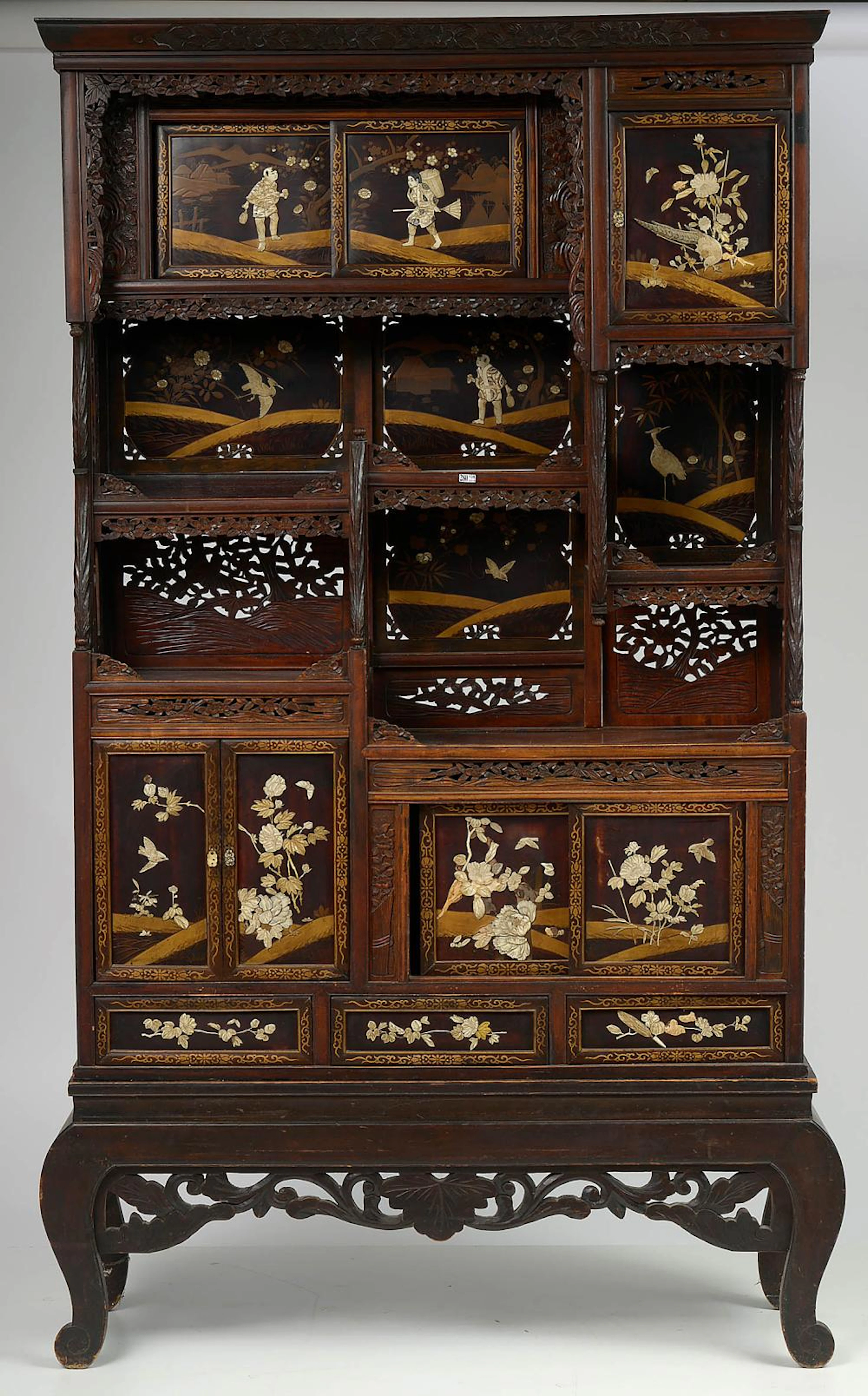 Grand meuble en bois exotique laqué à décor floral en claire-voie