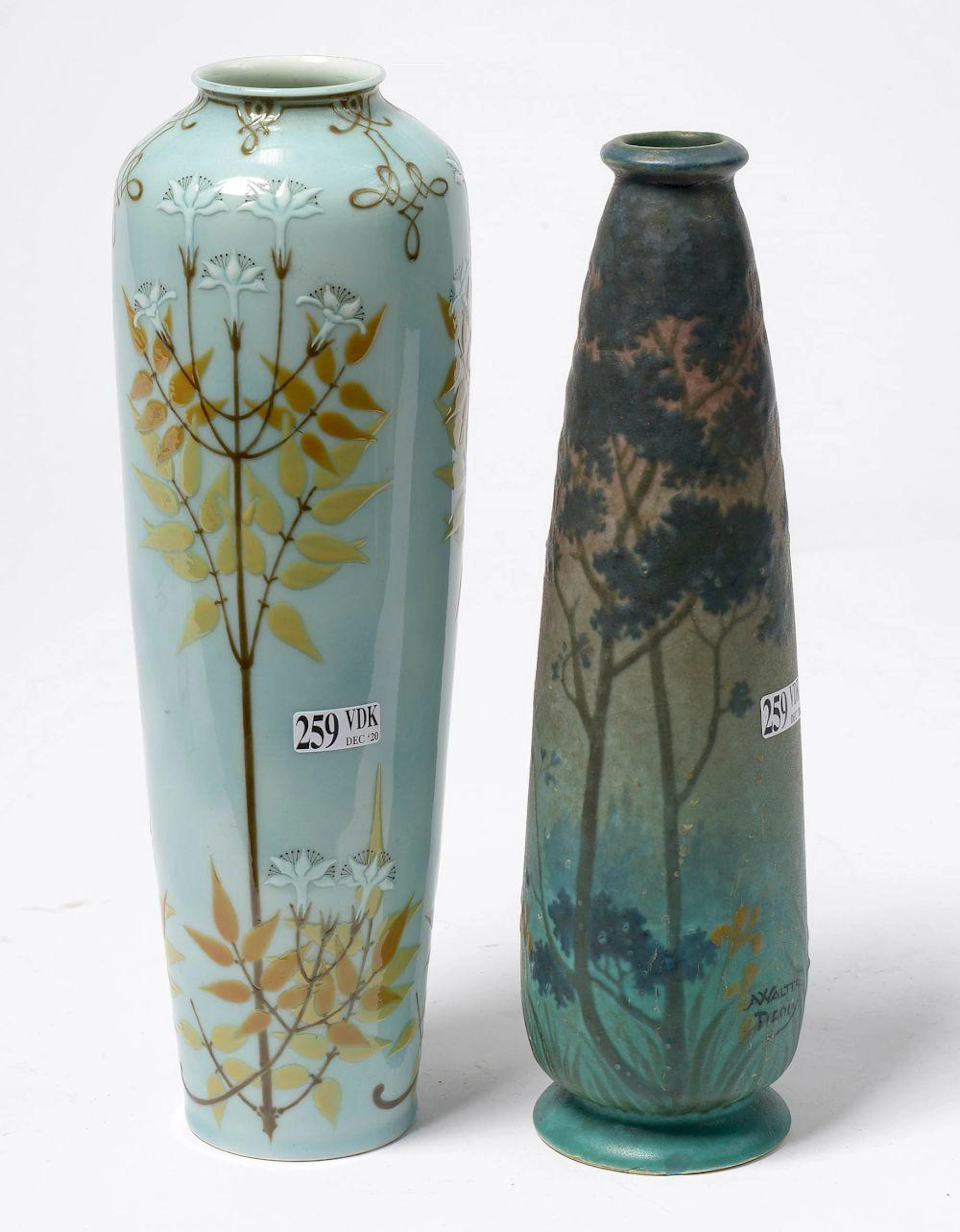Lot de deux vases: l'un en porcelaine polychrome de...