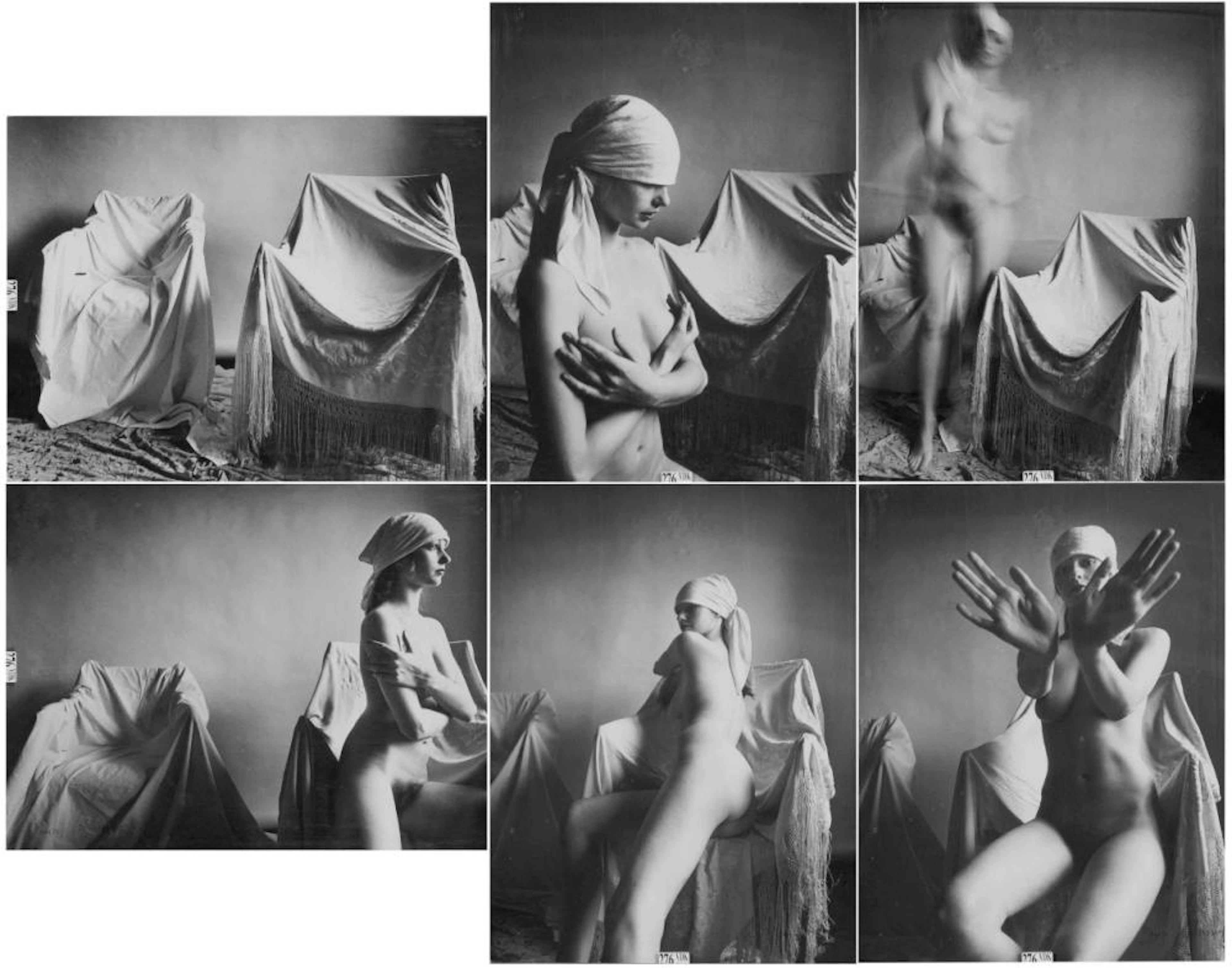 Porte-folio en plexiglas contenant six photographies en...