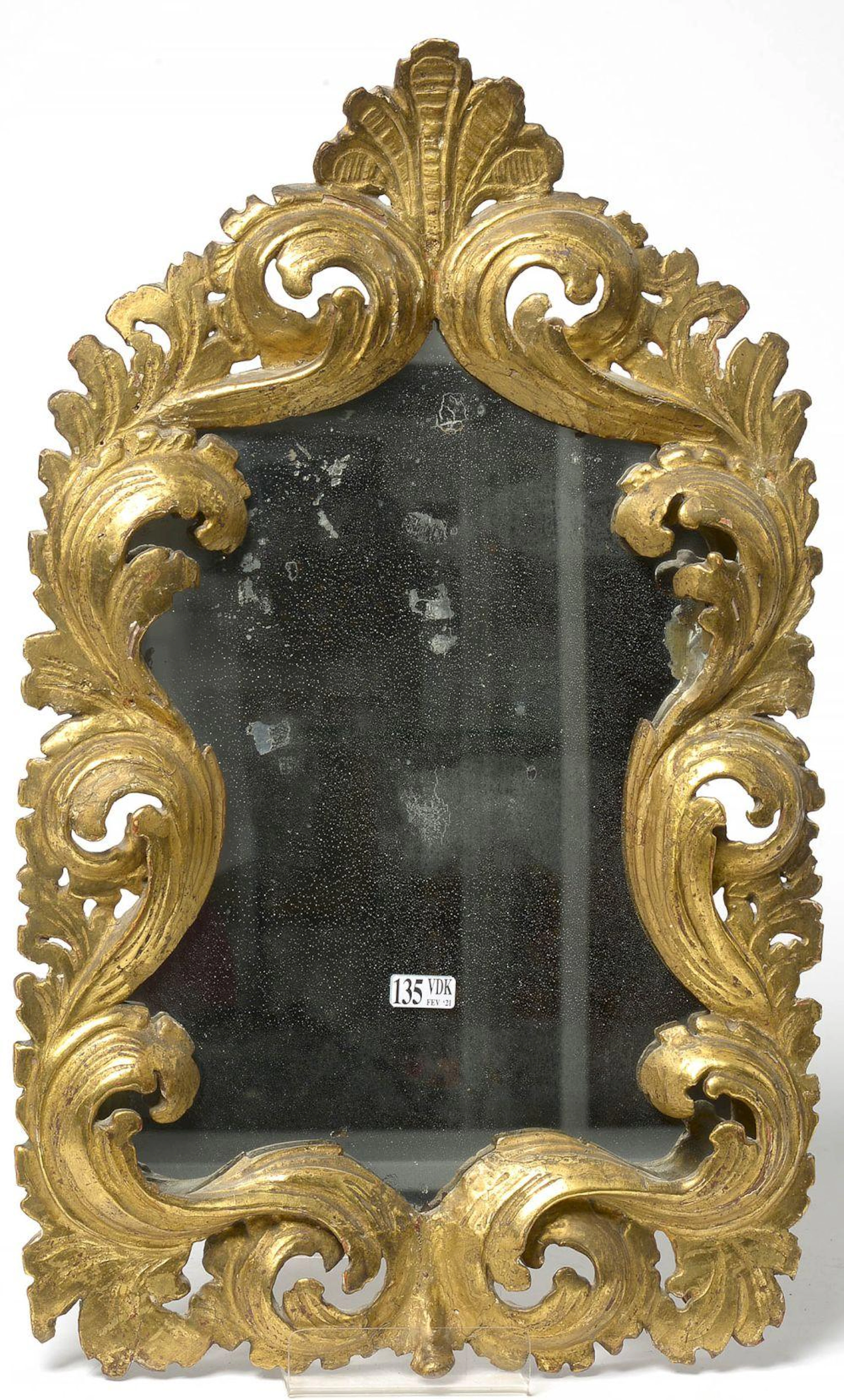 Petit miroir baroque en bois sculpté et doré à décor végétal