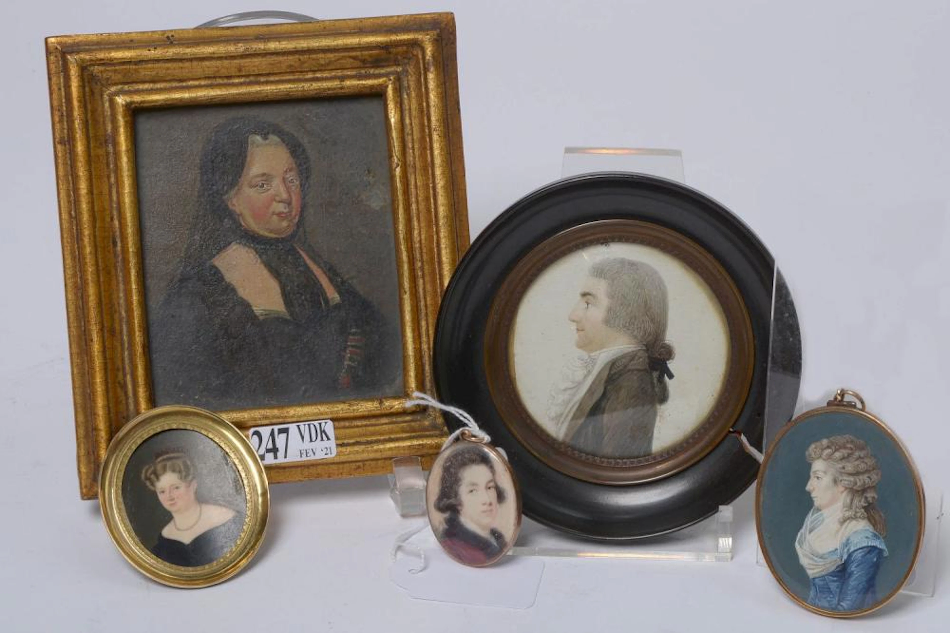 Lot de cinq comprenant: quatre miniatures représentant...